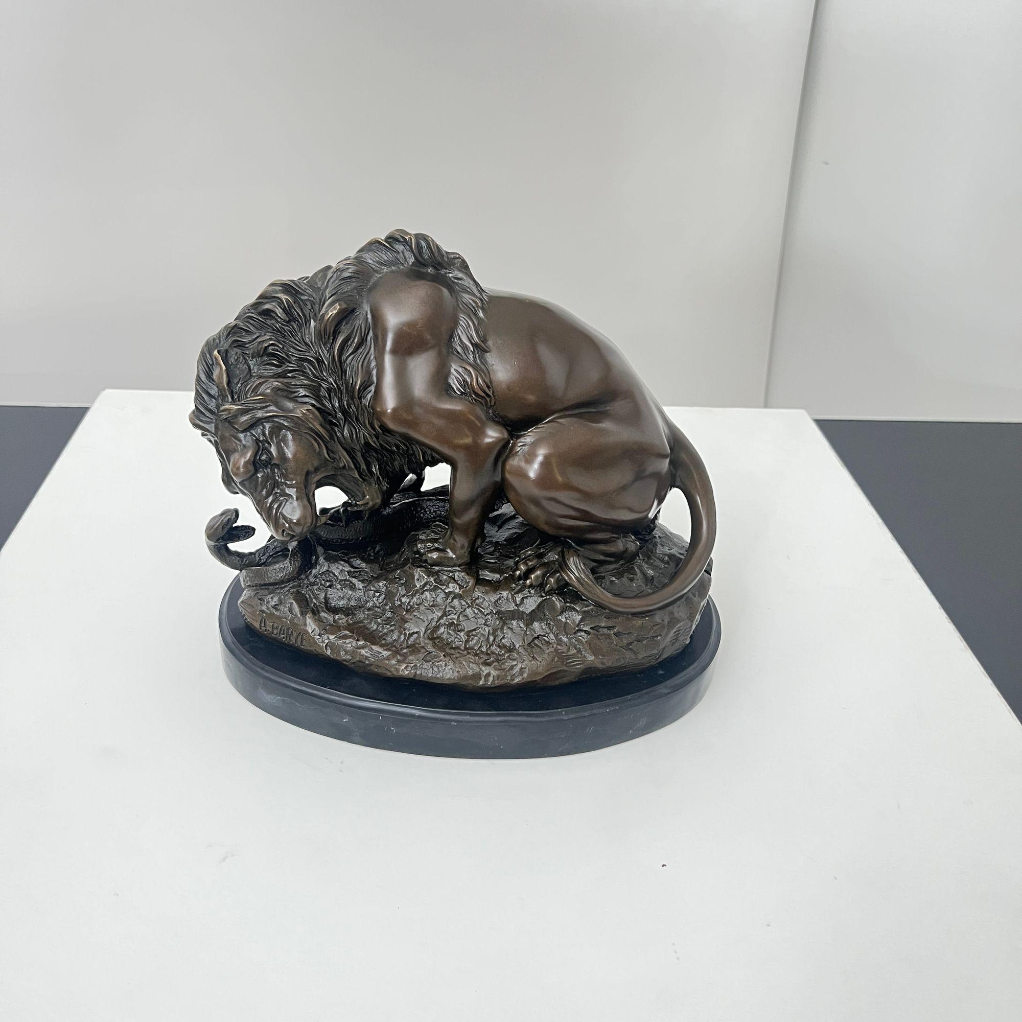 Escultura de bronce, León con serpiente, Según A. Barye, Francia, Siglo XX. en venta 5