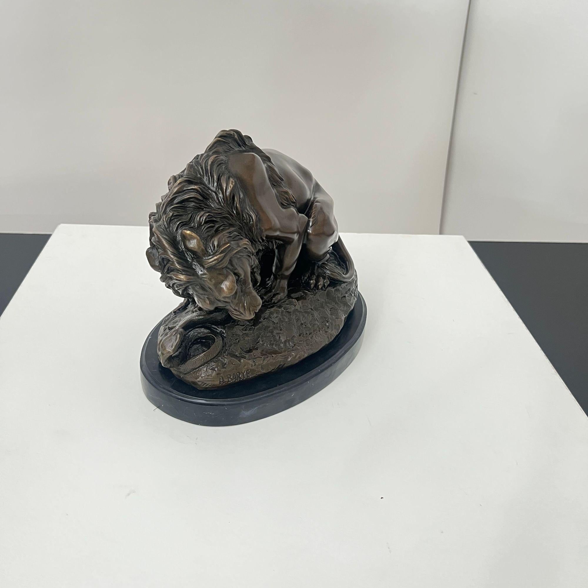 Escultura de bronce, León con serpiente, Según A. Barye, Francia, Siglo XX. en venta 6