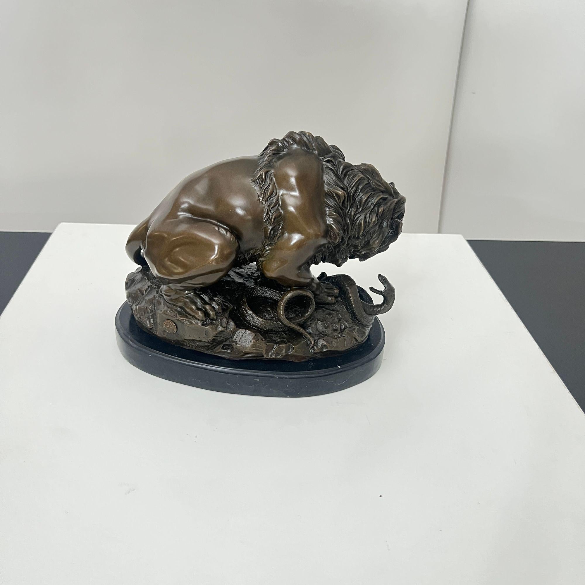 Escultura de bronce, León con serpiente, Según A. Barye, Francia, Siglo XX. en venta 7