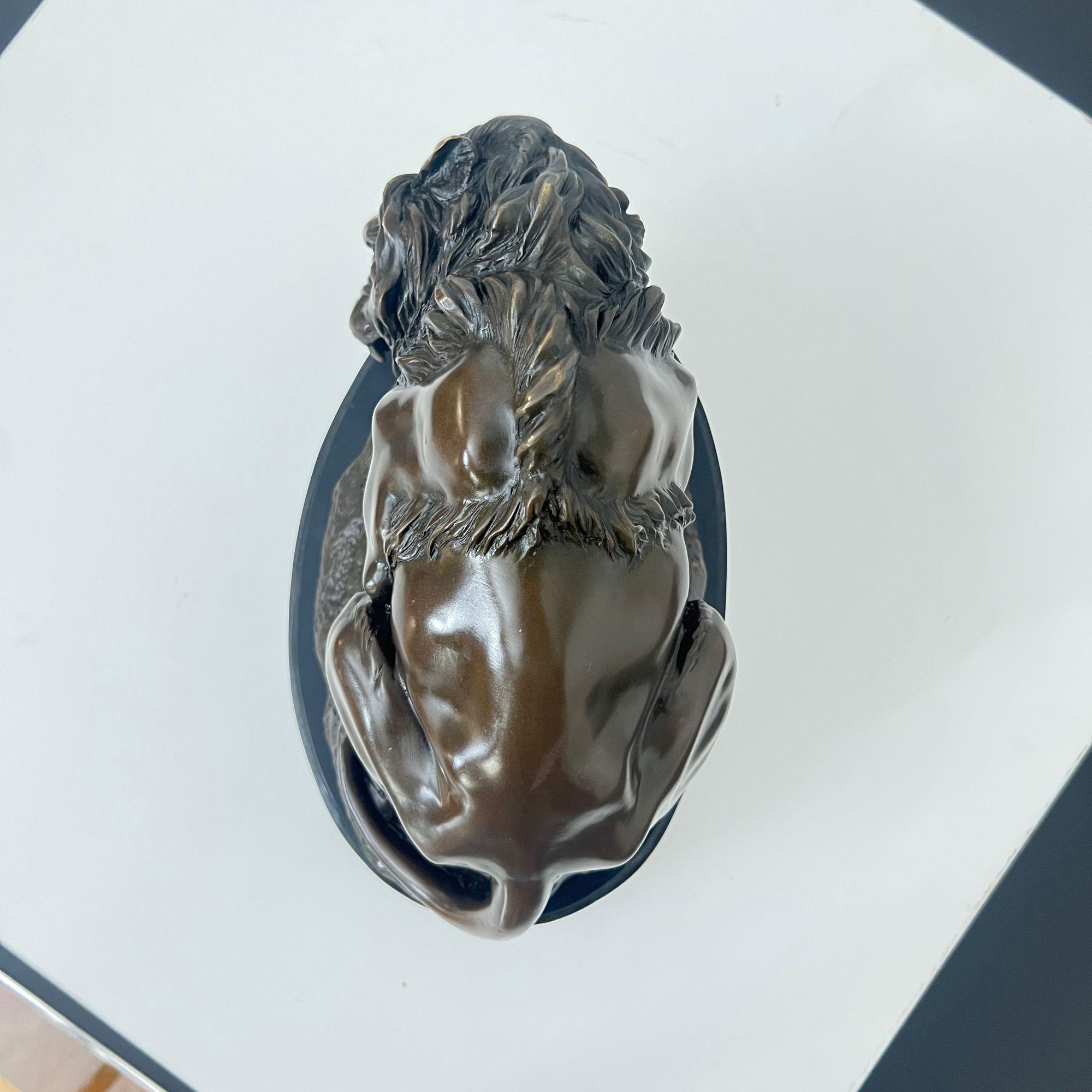 Escultura de bronce, León con serpiente, Según A. Barye, Francia, Siglo XX. en venta 8
