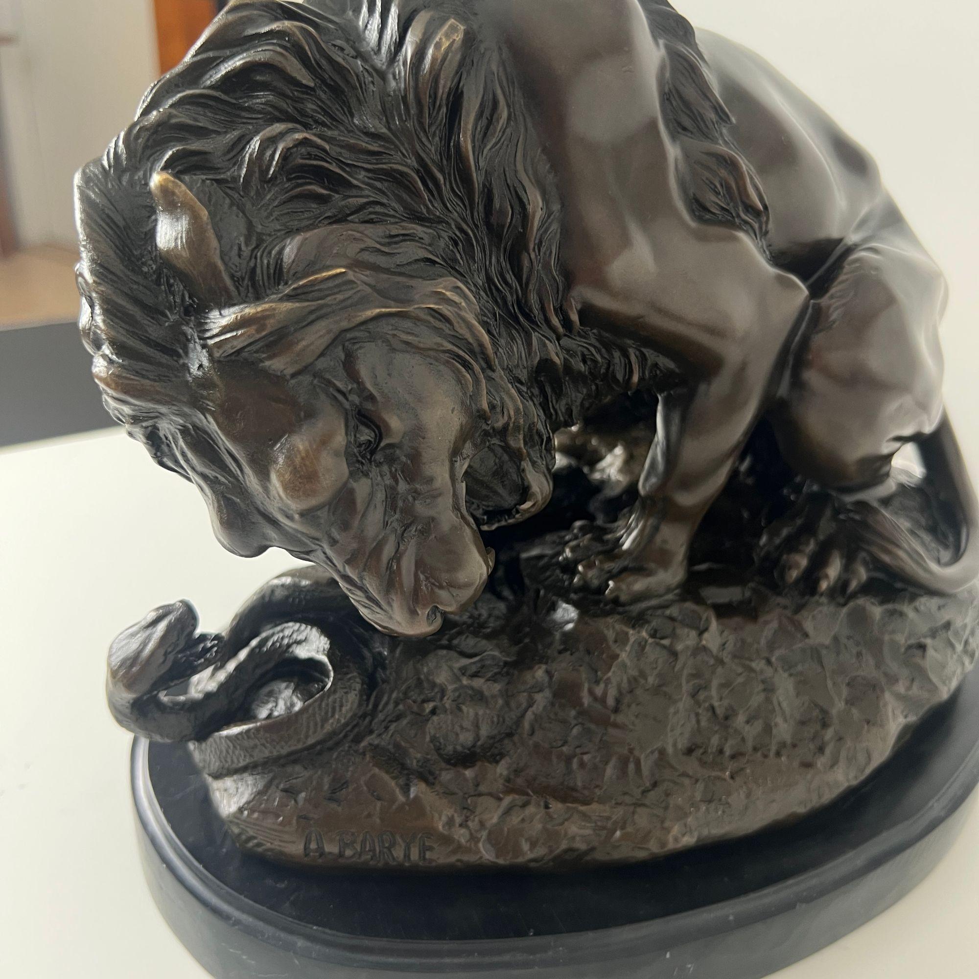 Figura de bronce macizo de un león luchando contra una serpiente, famoso motivo de A. BARYE.
Grabado en el zócalo 