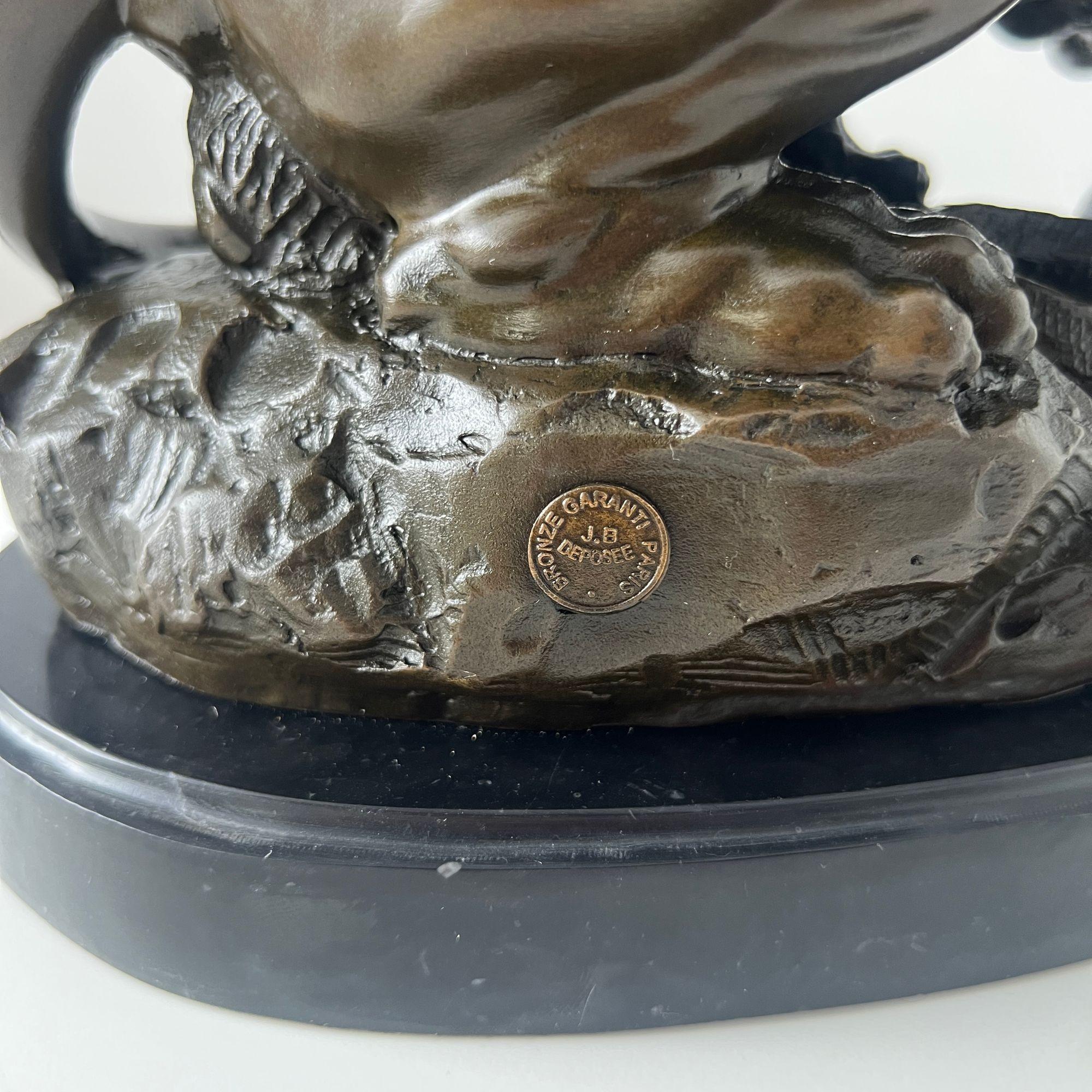 Escultura de bronce, León con serpiente, Según A. Barye, Francia, Siglo XX. Francés en venta