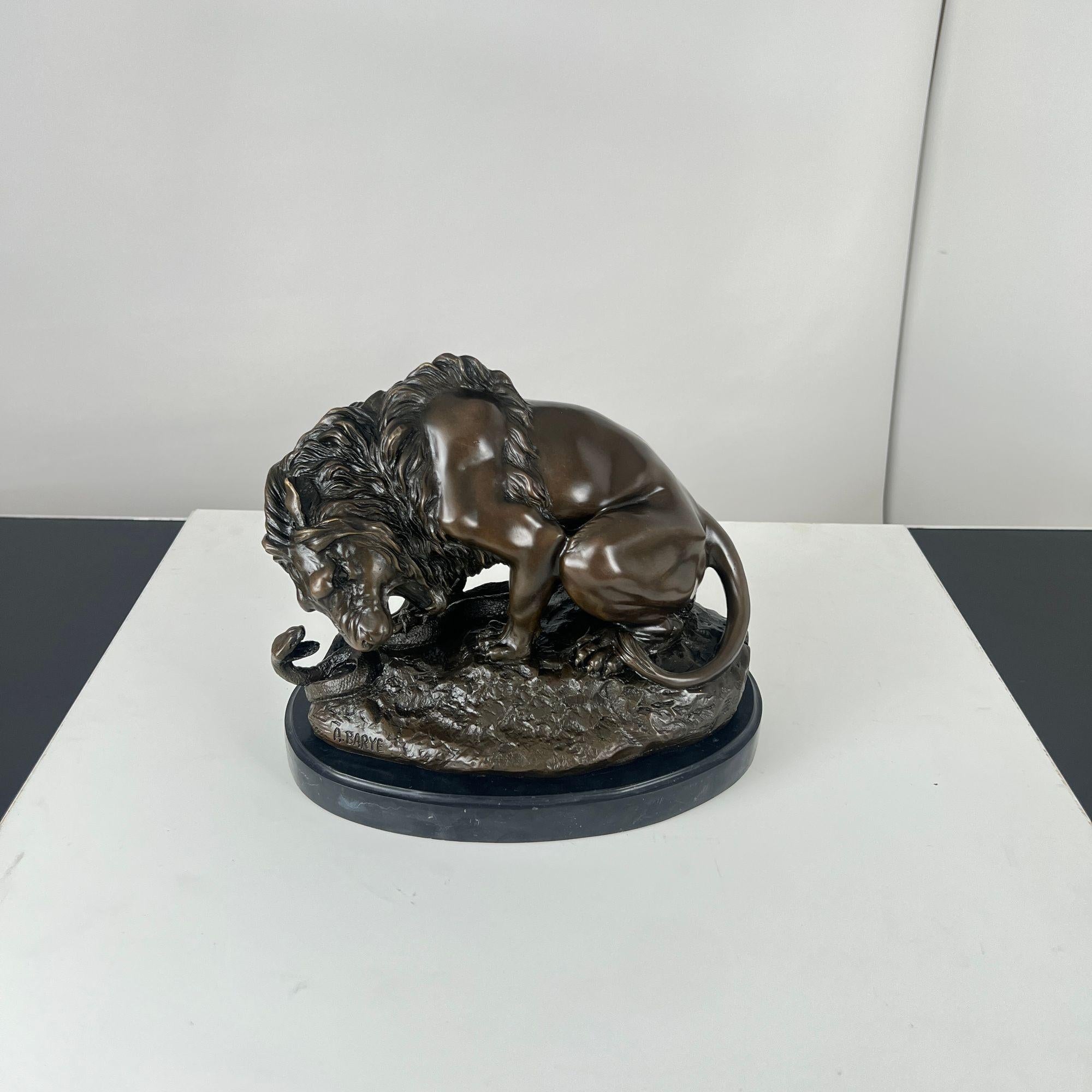 Escultura de bronce, León con serpiente, Según A. Barye, Francia, Siglo XX. en Excelente estado para la venta en Regensburg, DE