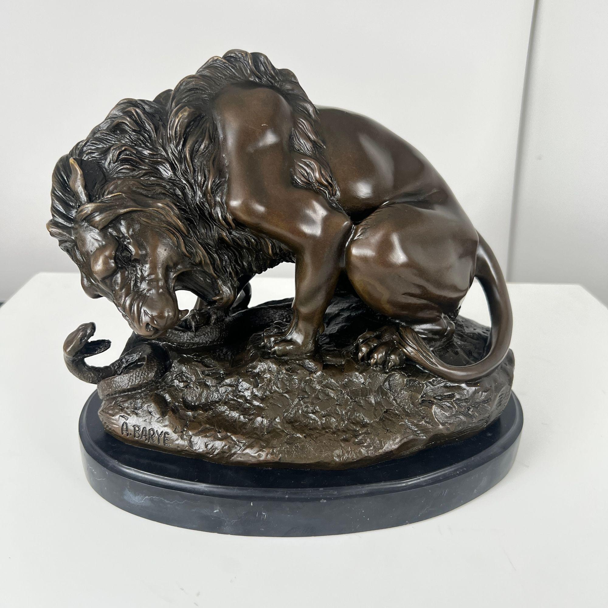 Escultura de bronce, León con serpiente, Según A. Barye, Francia, Siglo XX. finales del siglo XX en venta