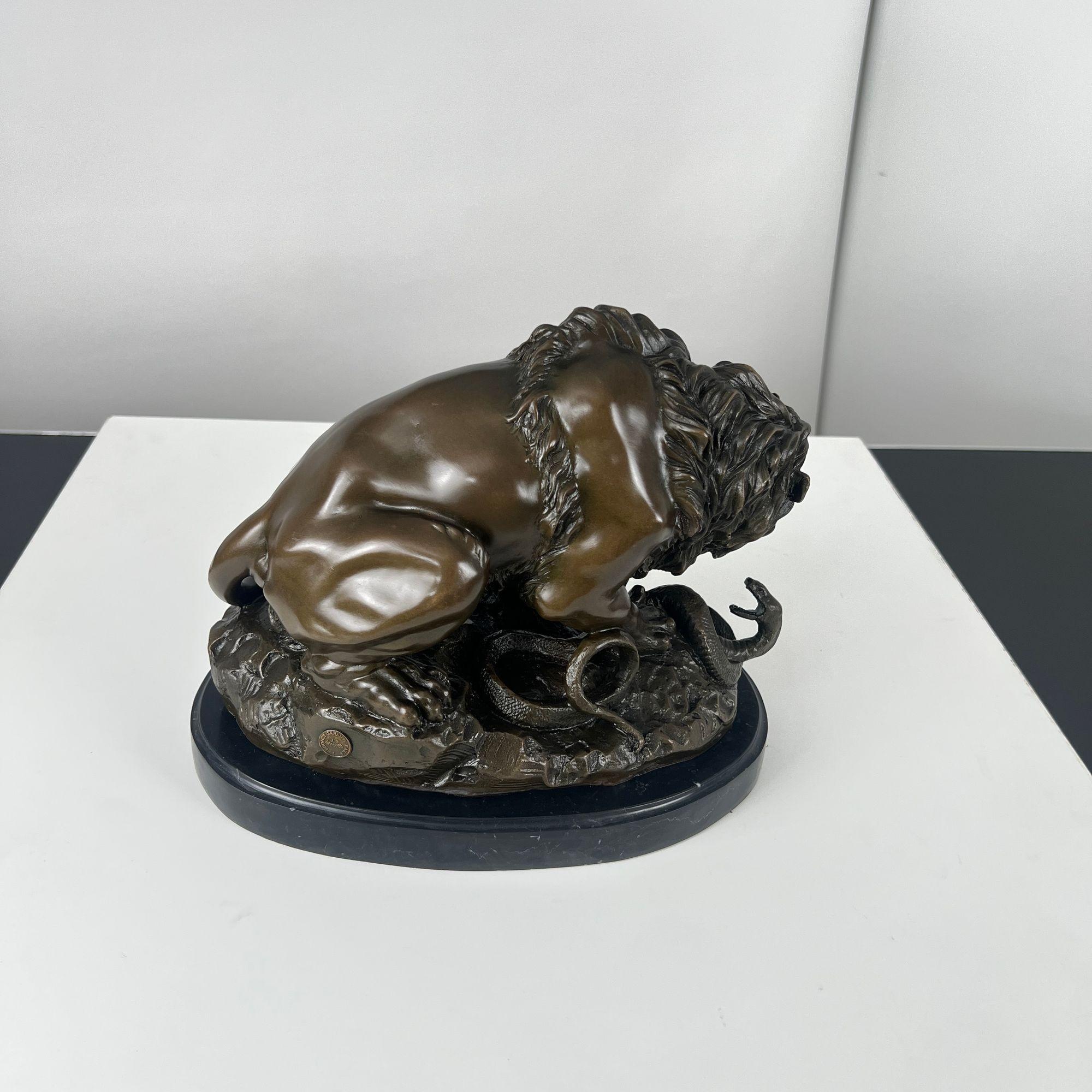 Escultura de bronce, León con serpiente, Según A. Barye, Francia, Siglo XX. Bronce en venta