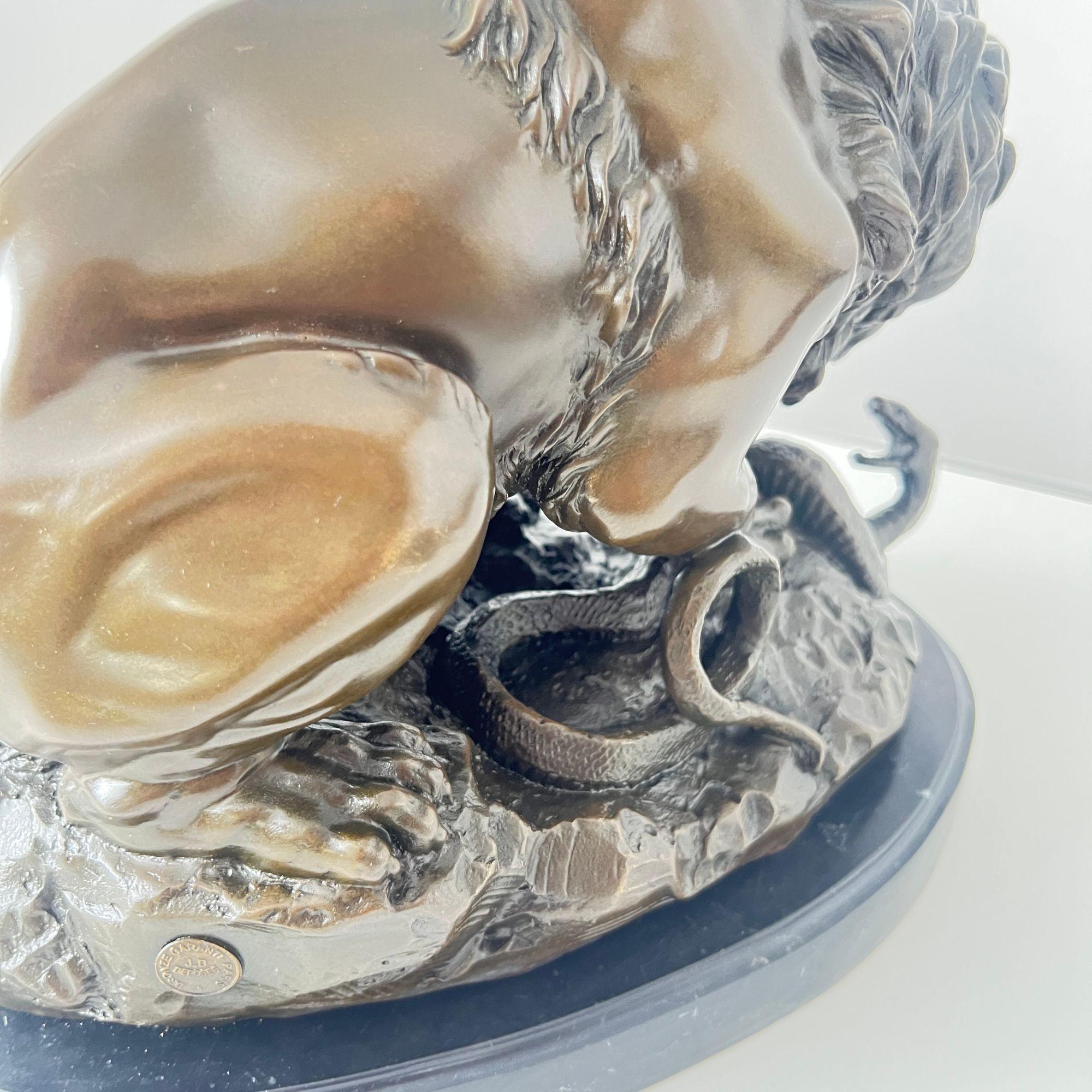 Escultura de bronce, León con serpiente, Según A. Barye, Francia, Siglo XX. en venta 1