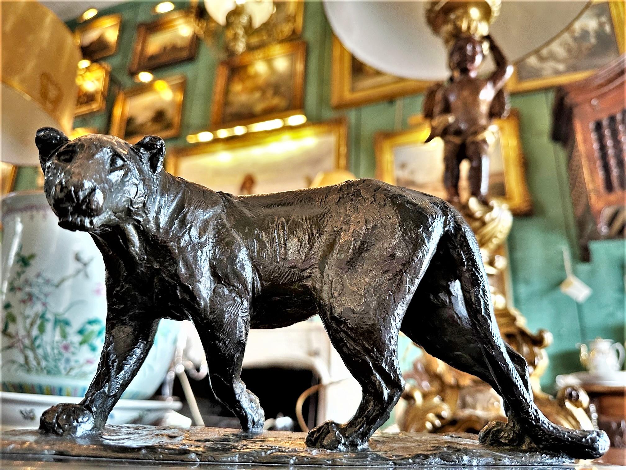 20ième siècle Sculpture française en bronze d'une lionne / Roger Godchaux & Susse Lost Wax Desk Art en vente