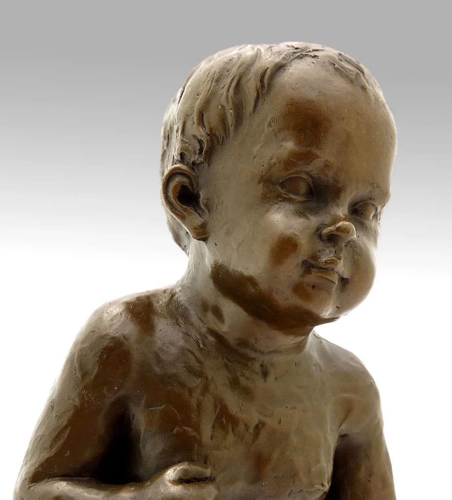 Tranquilla, introspettiva e profondamente umana, questa scultura in bronzo è una delle espressioni più toccanti della prima arte modernista. Creata a Parigi nel 1910, quest'opera ritrae un ragazzo seduto con le gambe dolcemente incrociate, la testa