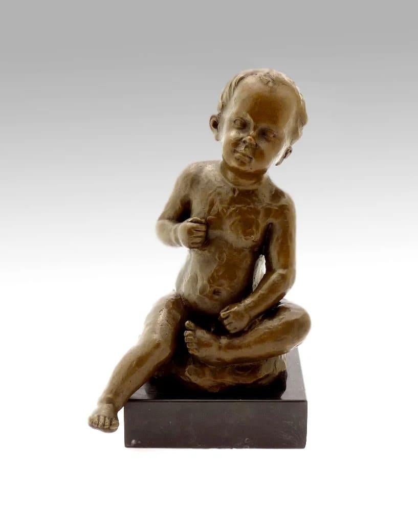 Patinato Scultura in bronzo di un bambino, 1910 in vendita