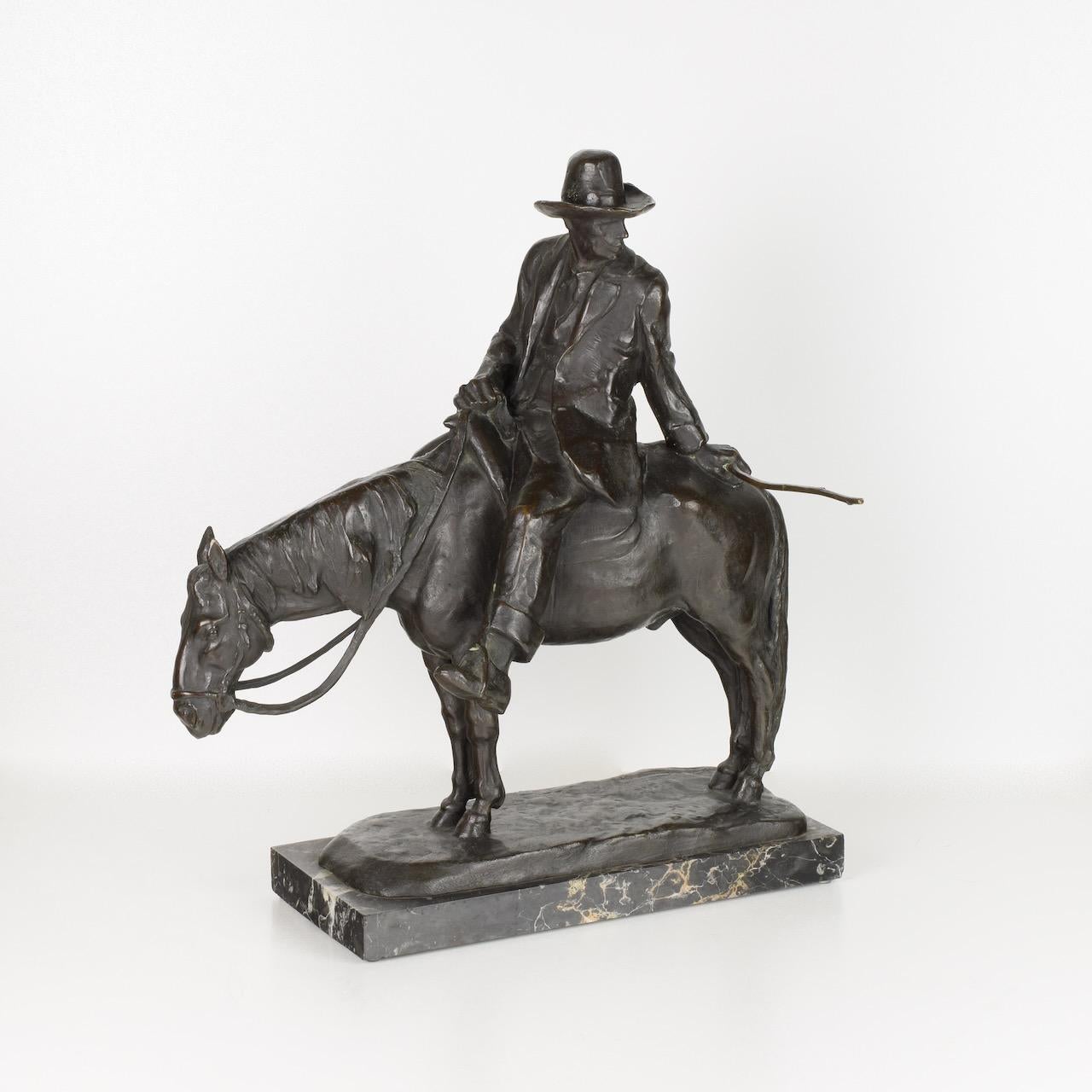 Giulio Cipriani (1887-1956)
Skulptur aus dunkel patinierter Bronze mit schwarzem Marmorsockel.
Abmessungen cm B44 x T29 x H50 ca.