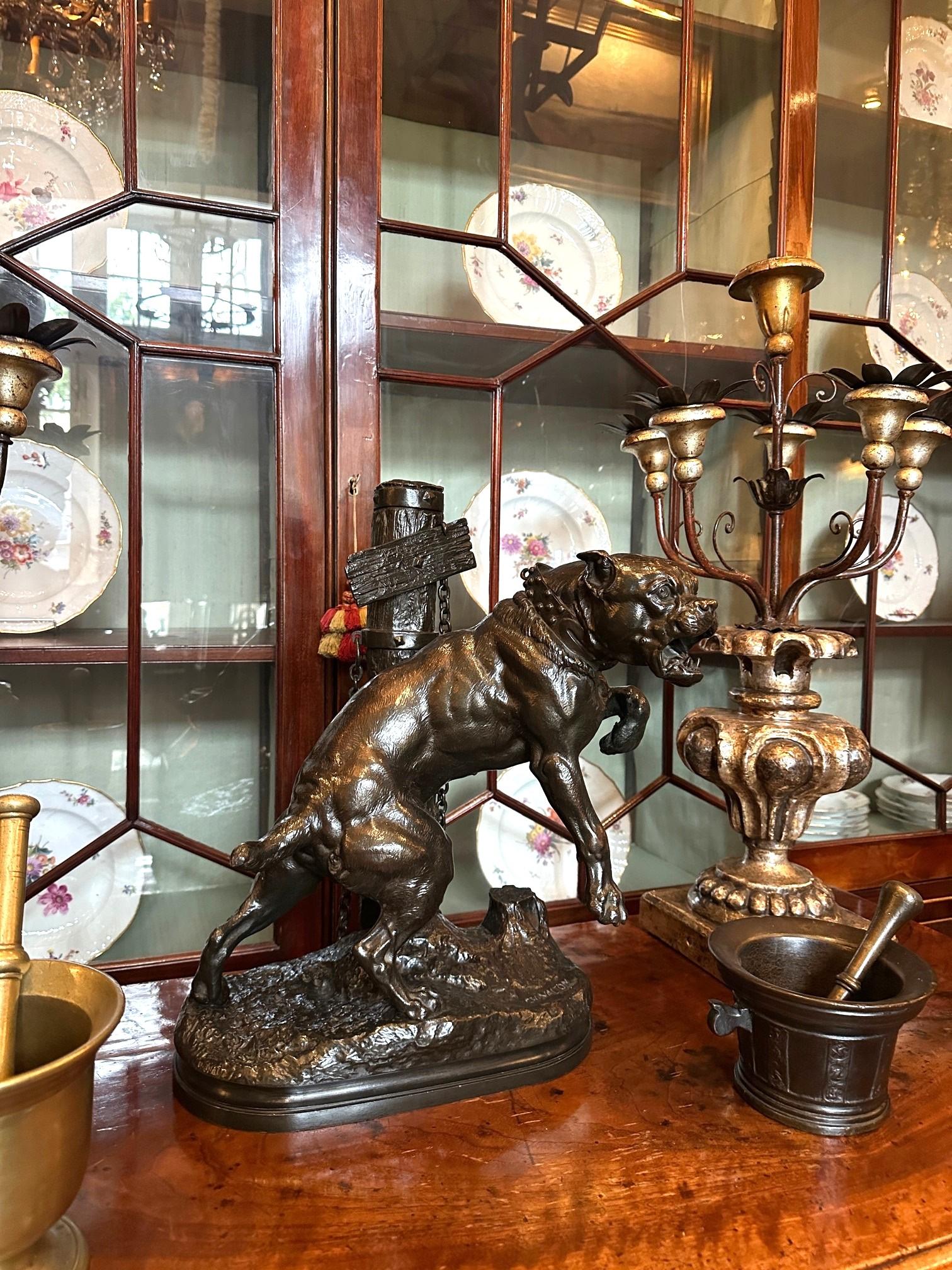 Bronzeskulptur Mastiff von Charles Valton Hund Bronze Statue Animalier Antiquitäten . Unterzeichnet und gestempelt. Valton war für seine Großkatzen bekannt, aber sein wohl berühmtestes Werk ist der angekettete Mastiff-Hund. Dieses besondere Modell