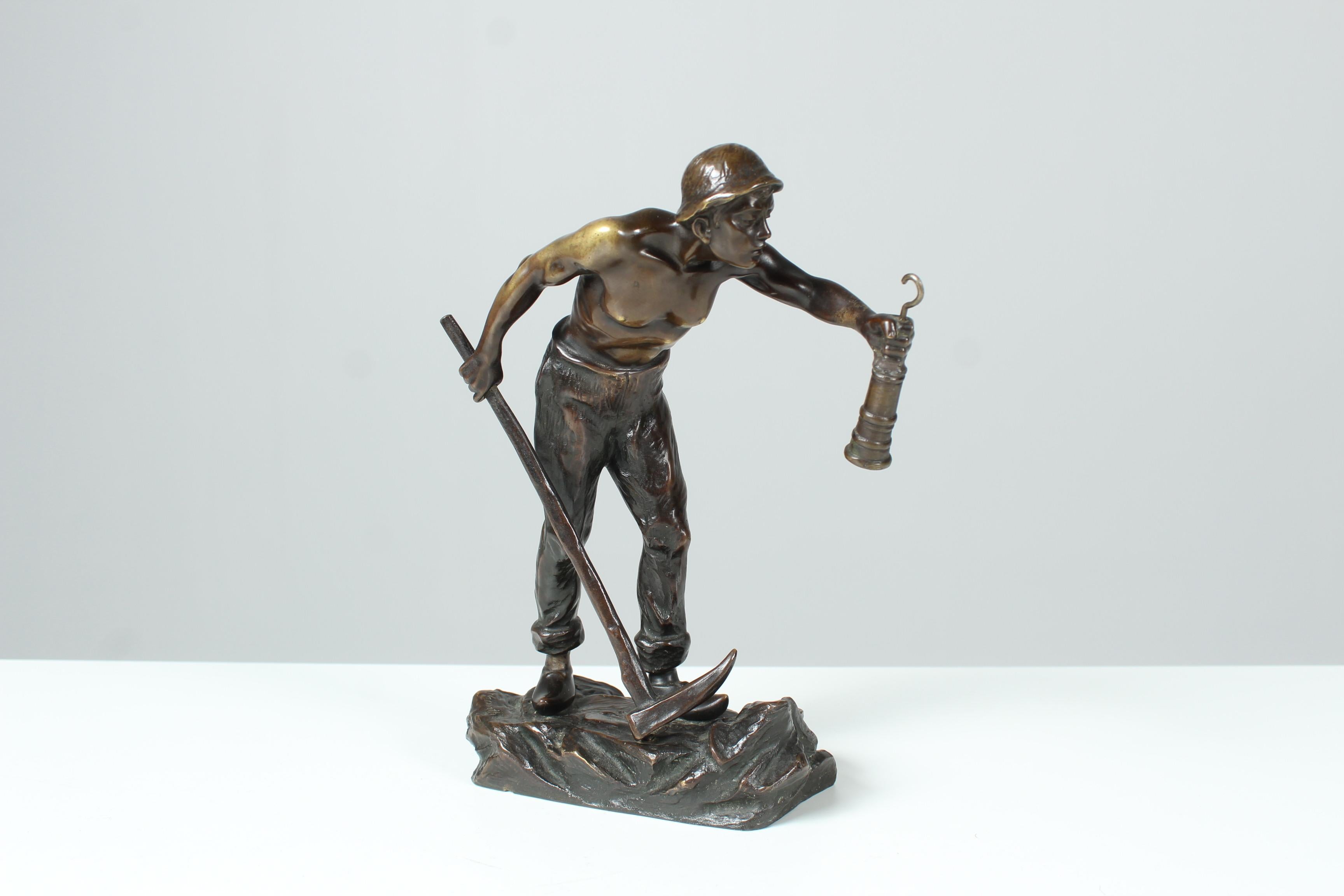 Patiné Sculpture en bronze, signée par l'artiste « W. Warmuth », évaluateur d' météorologique, Miner en vente