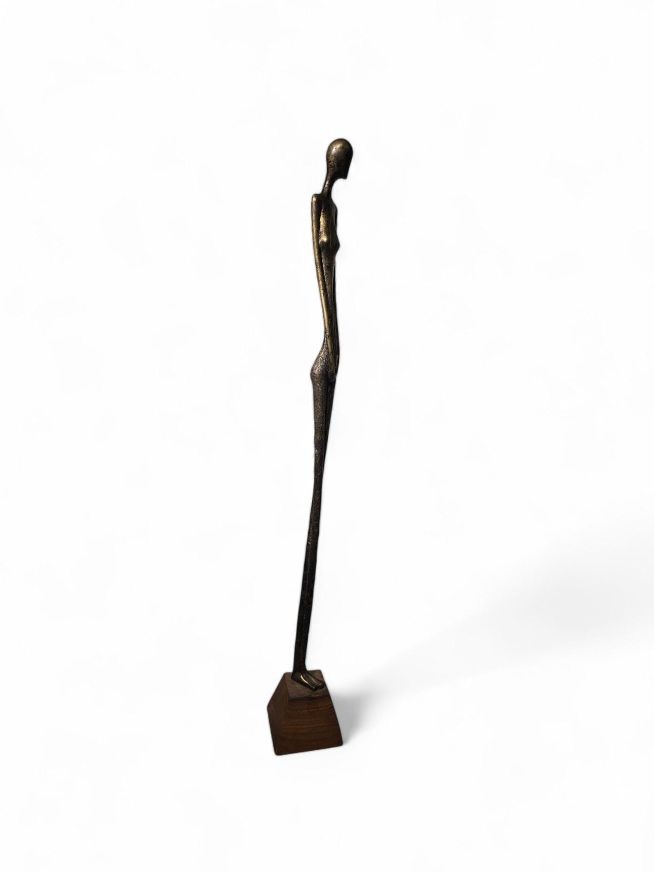 Questa scultura in bronzo, ispirata o attribuita all'artista tedesco contemporaneo, cattura parfaitement l'essenza del suo stile distintivo. Sebbene non sia firmato, il riflesso si avvicina alle caratteristiche: des formes élancées, des postures
