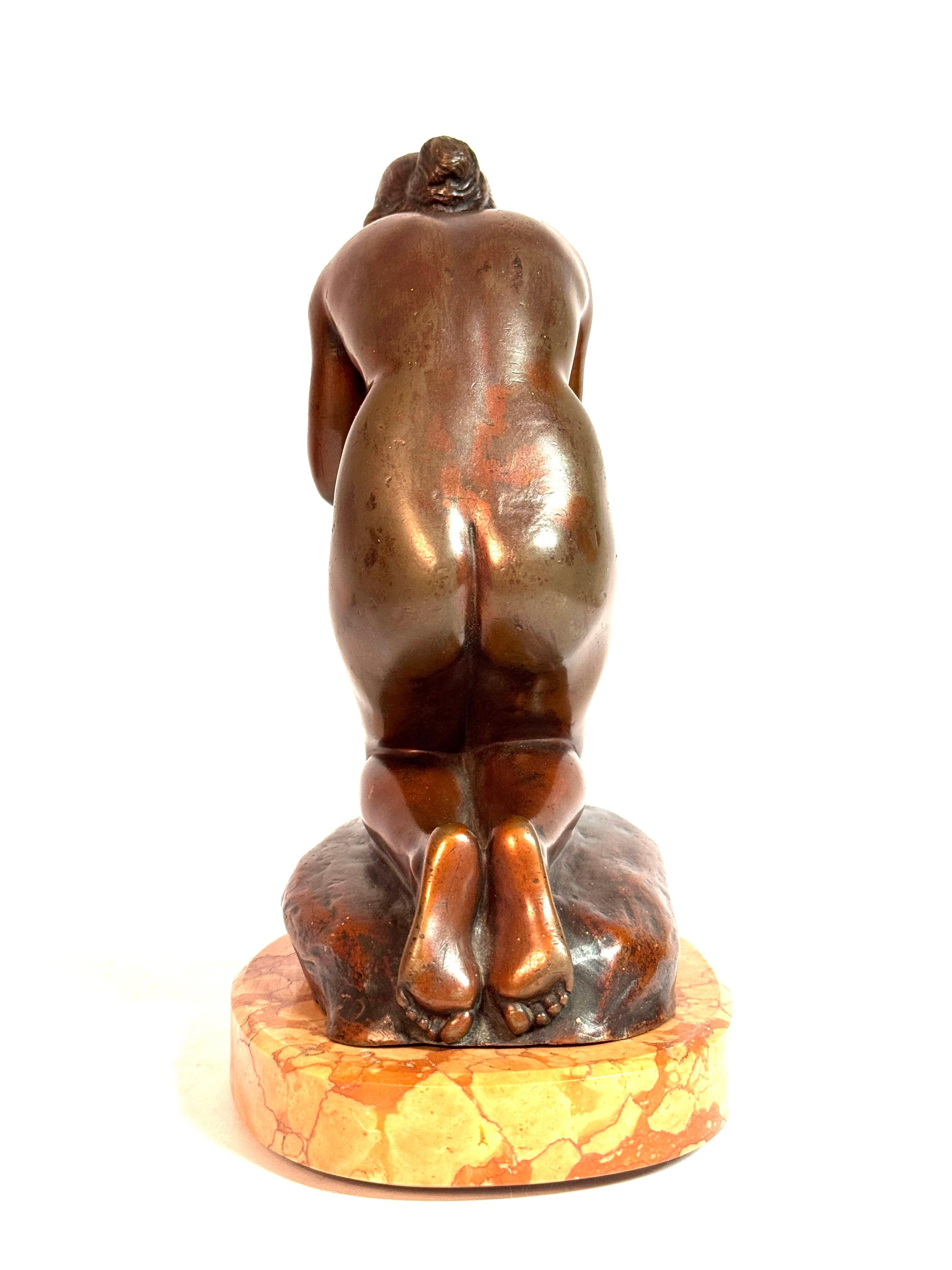 Scultura in bronzo Nudo inginocchiato che beve di Rudolf Kaesbach In condizioni ottime in vendita a Berlin, DE