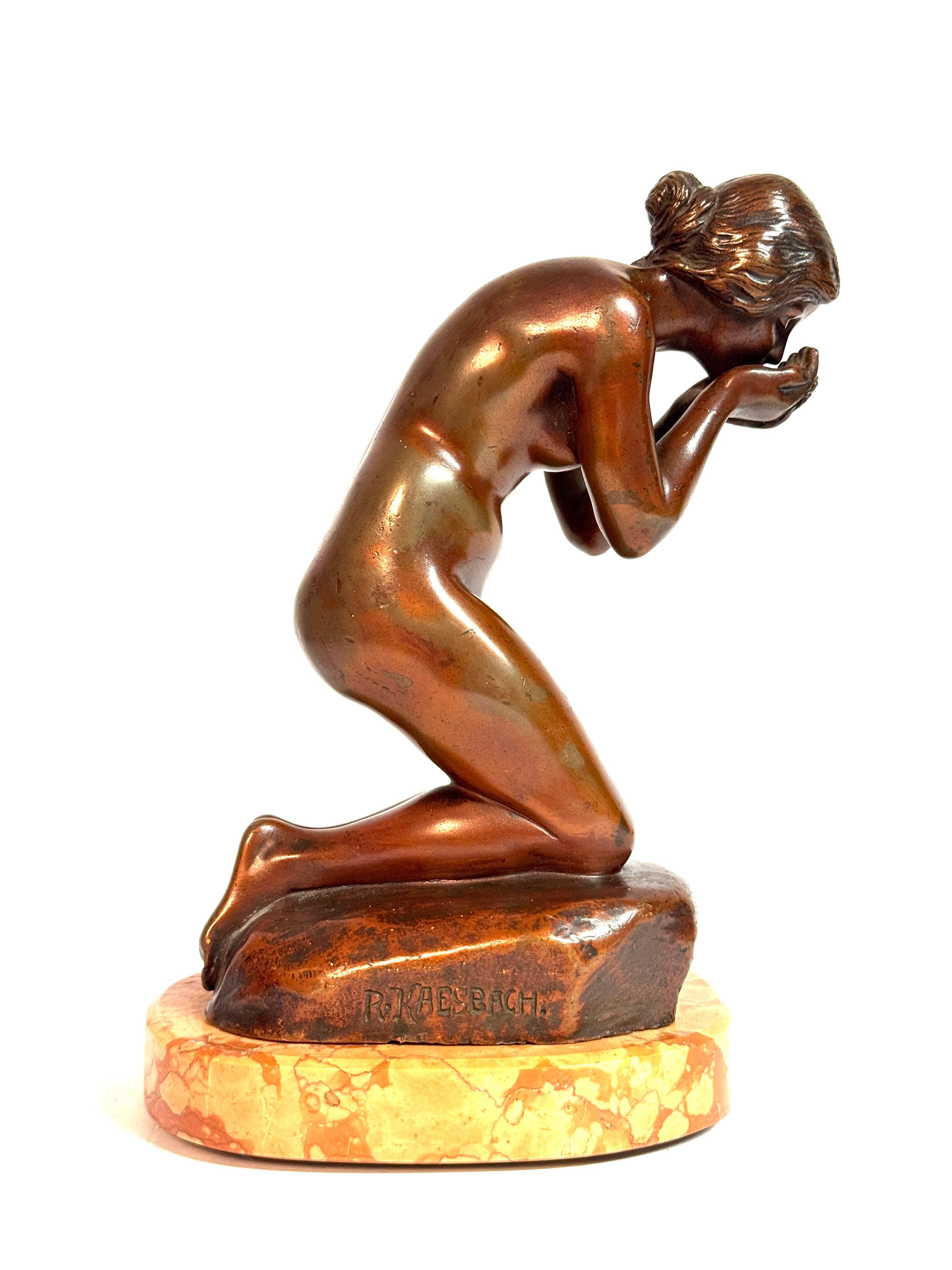 XX secolo Scultura in bronzo Nudo inginocchiato che beve di Rudolf Kaesbach in vendita