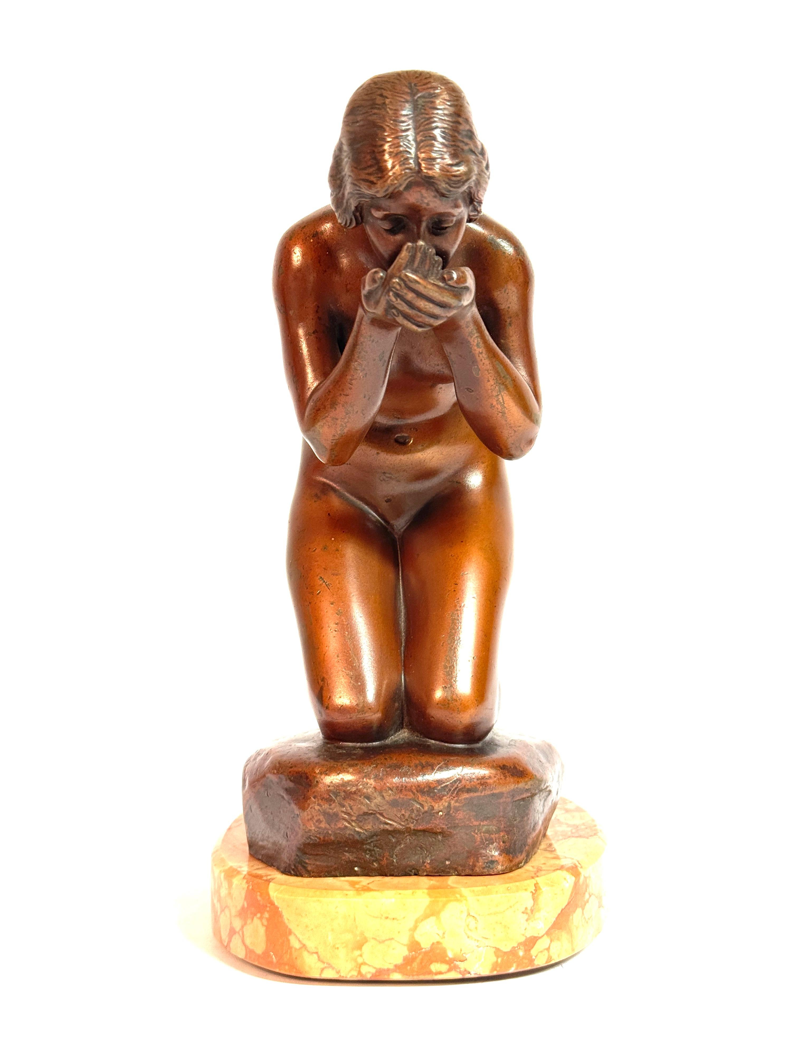 Bronzo Scultura in bronzo Nudo inginocchiato che beve di Rudolf Kaesbach in vendita