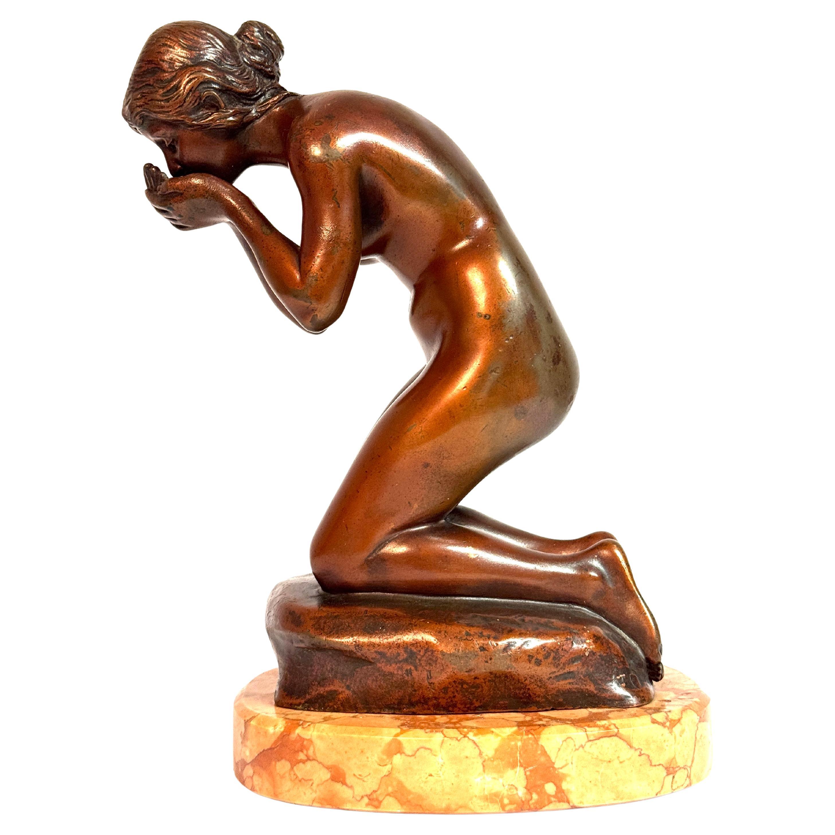Escultura de bronce Desnudo arrodillado, bebiendo de Rudolf Kaesbach