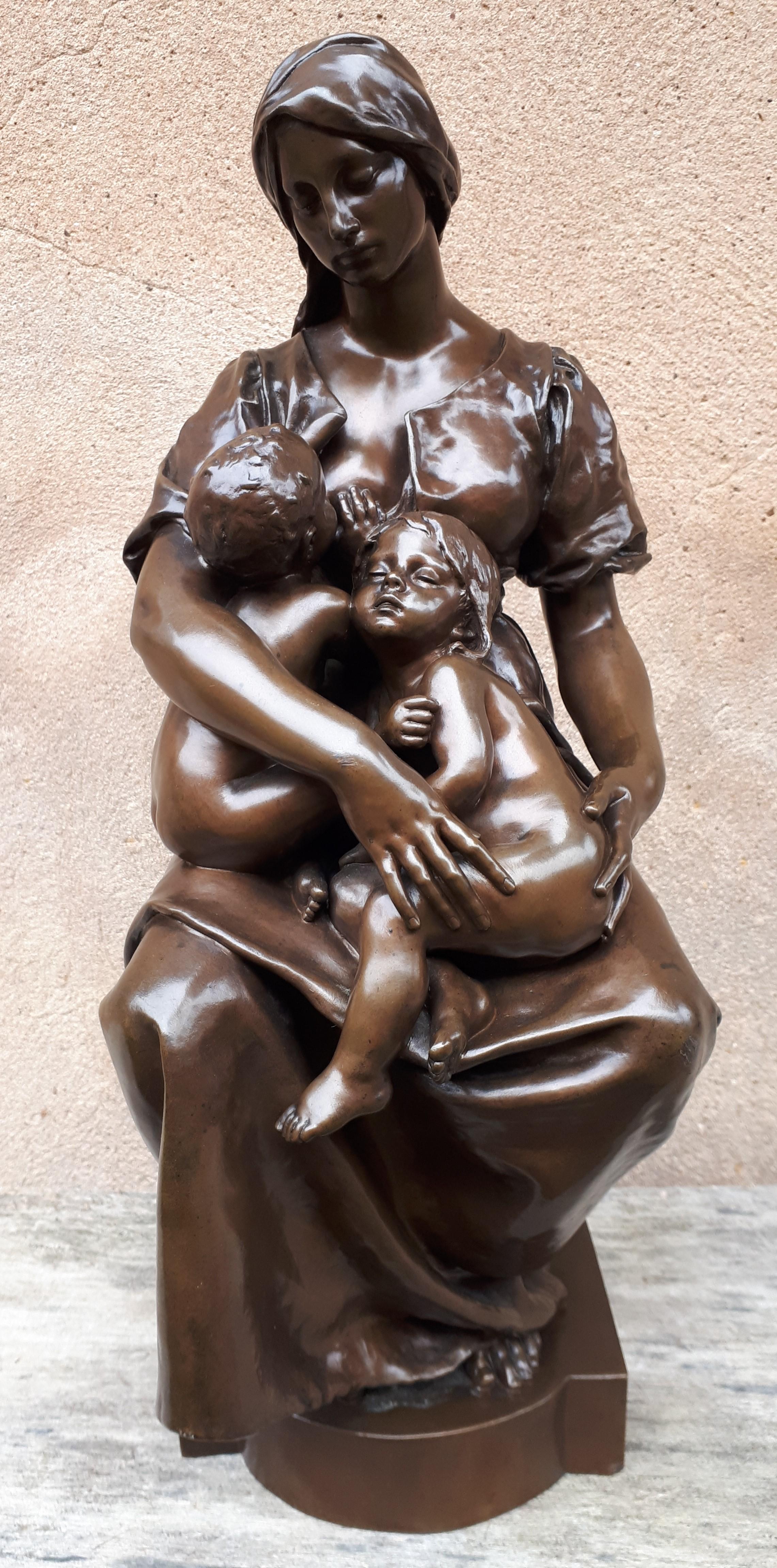 Magnifique composition pour cette sculpture en bronze à patine brune. La charité (tel est le nom de l'œuvre) est ici représentée sous la forme d'une jeune femme allaitant des nourrissons. Son regard baissé et ses mains soutenant délicatement les