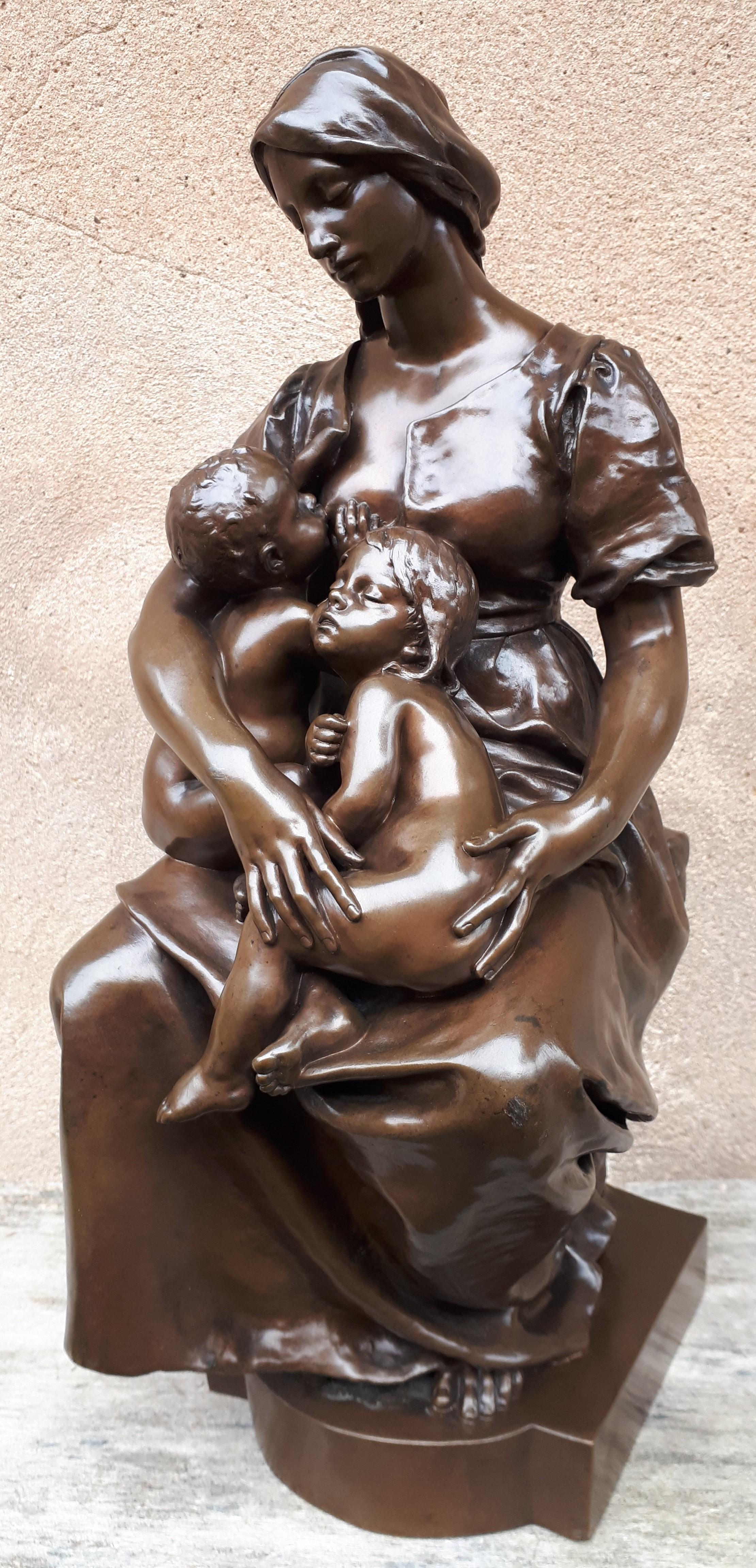 Français Sculpture en bronze d'une mère allaitant, par Paul Dubois en vente