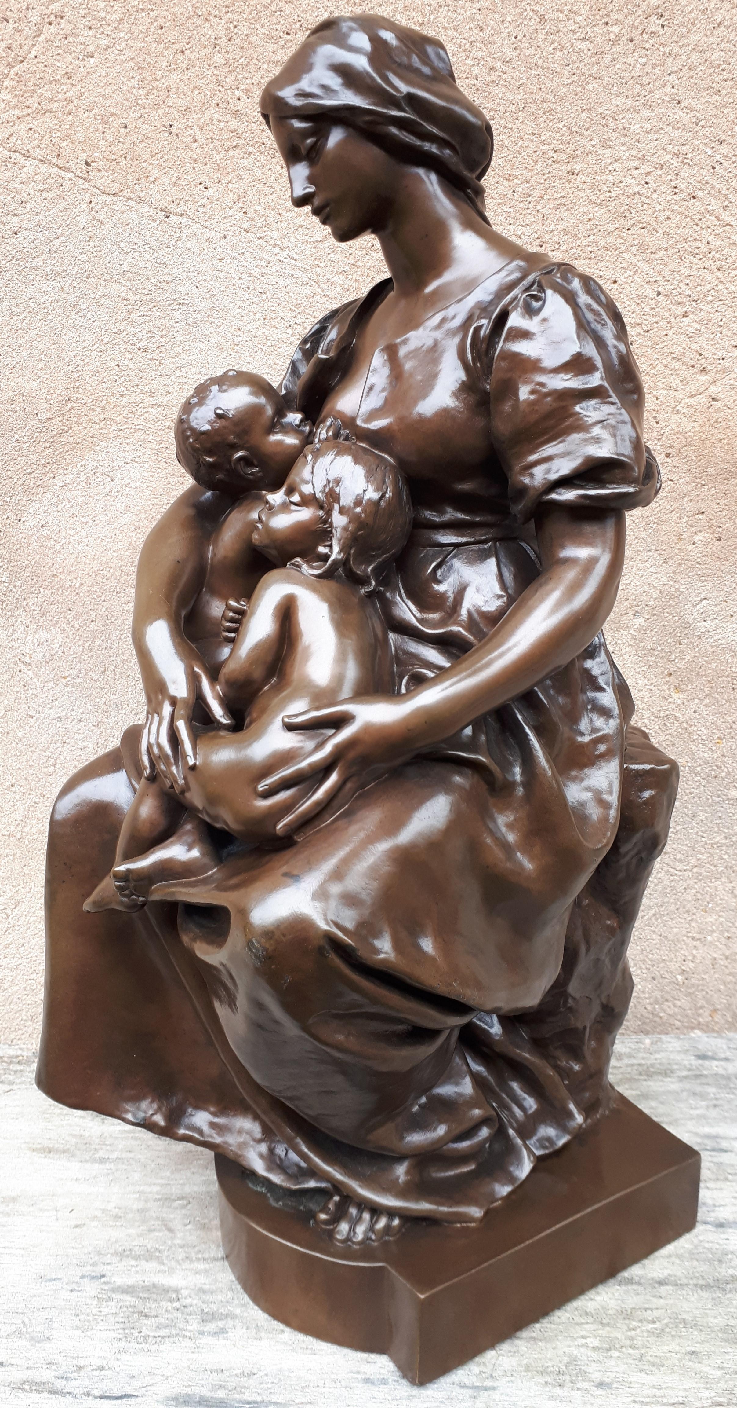 Patiné Sculpture en bronze d'une mère allaitant, par Paul Dubois en vente