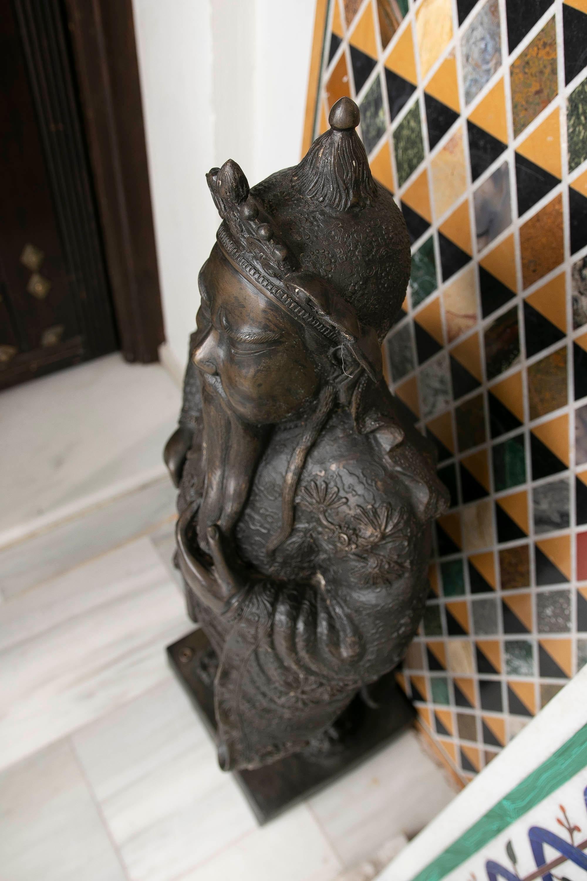 Sculpture en bronze d'un moine bouddhiste en vente 5