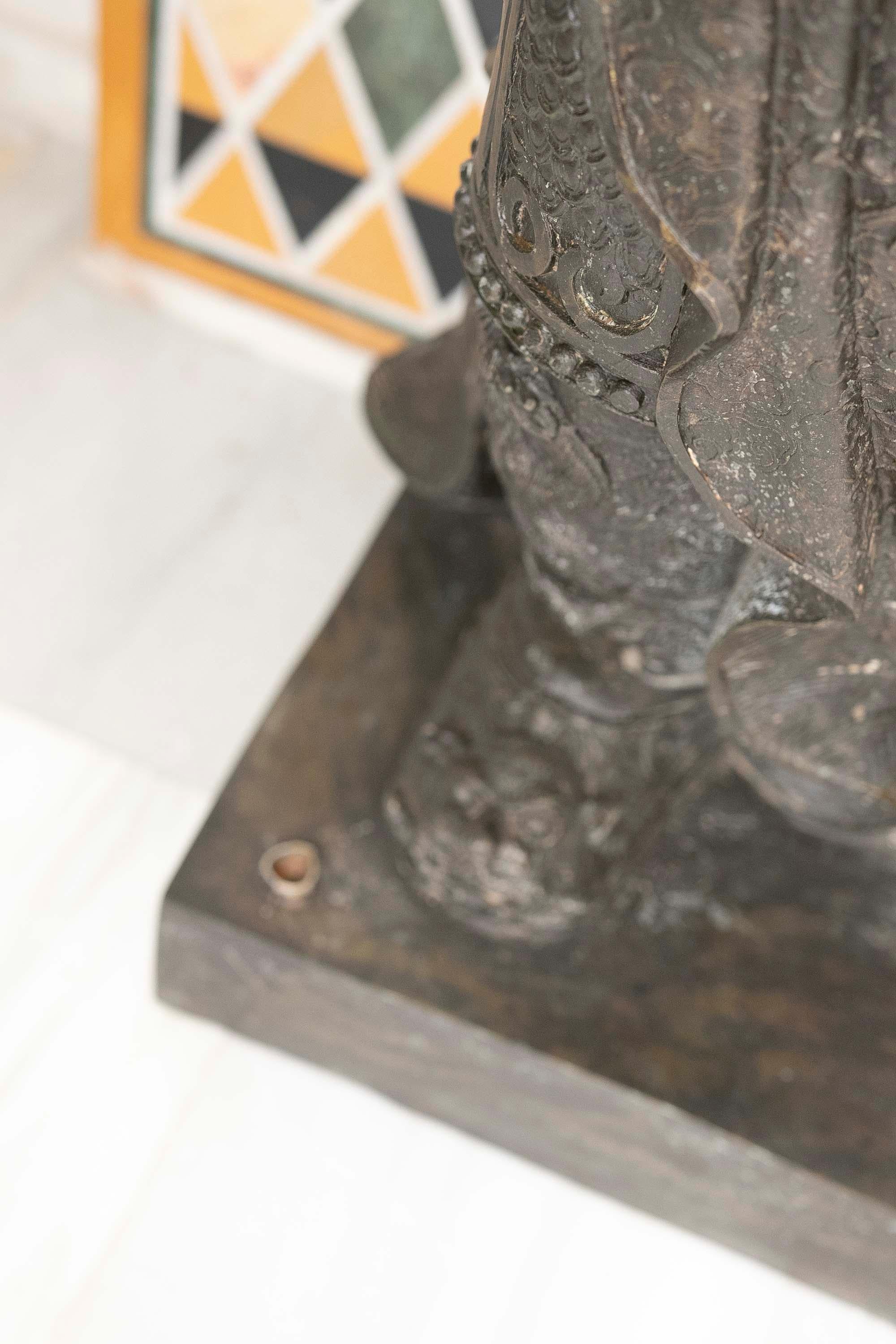 Sculpture en bronze d'un moine bouddhiste en vente 7
