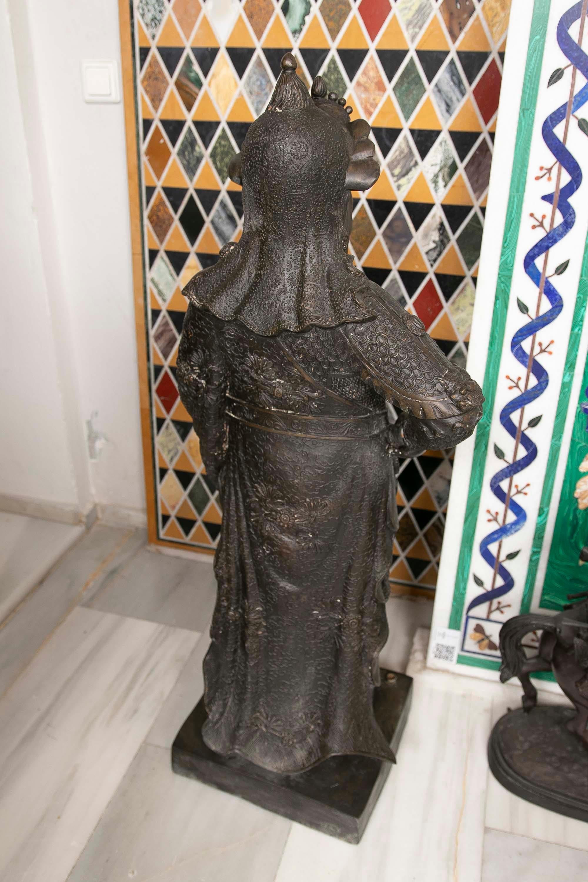 Sculpture en bronze d'un moine bouddhiste en vente 8