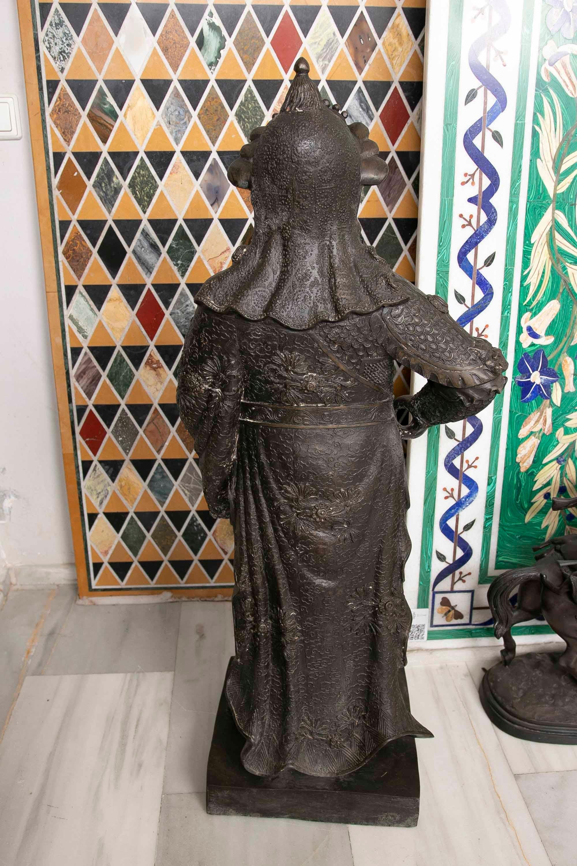 Sculpture en bronze d'un moine bouddhiste en vente 9