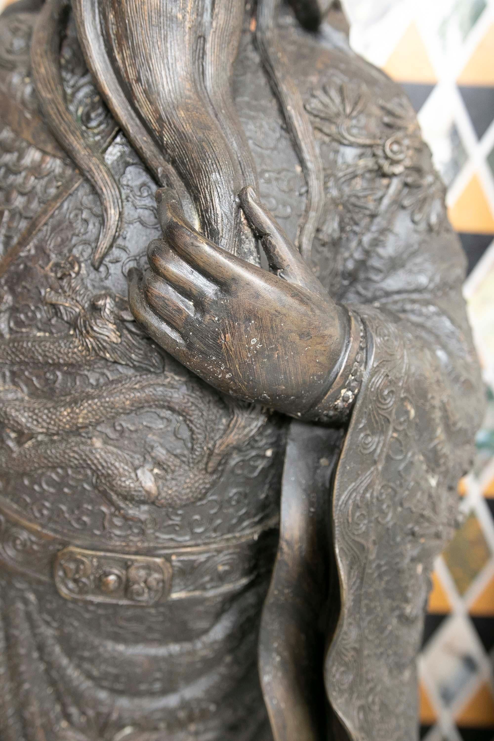 Sculpture en bronze d'un moine bouddhiste en vente 3