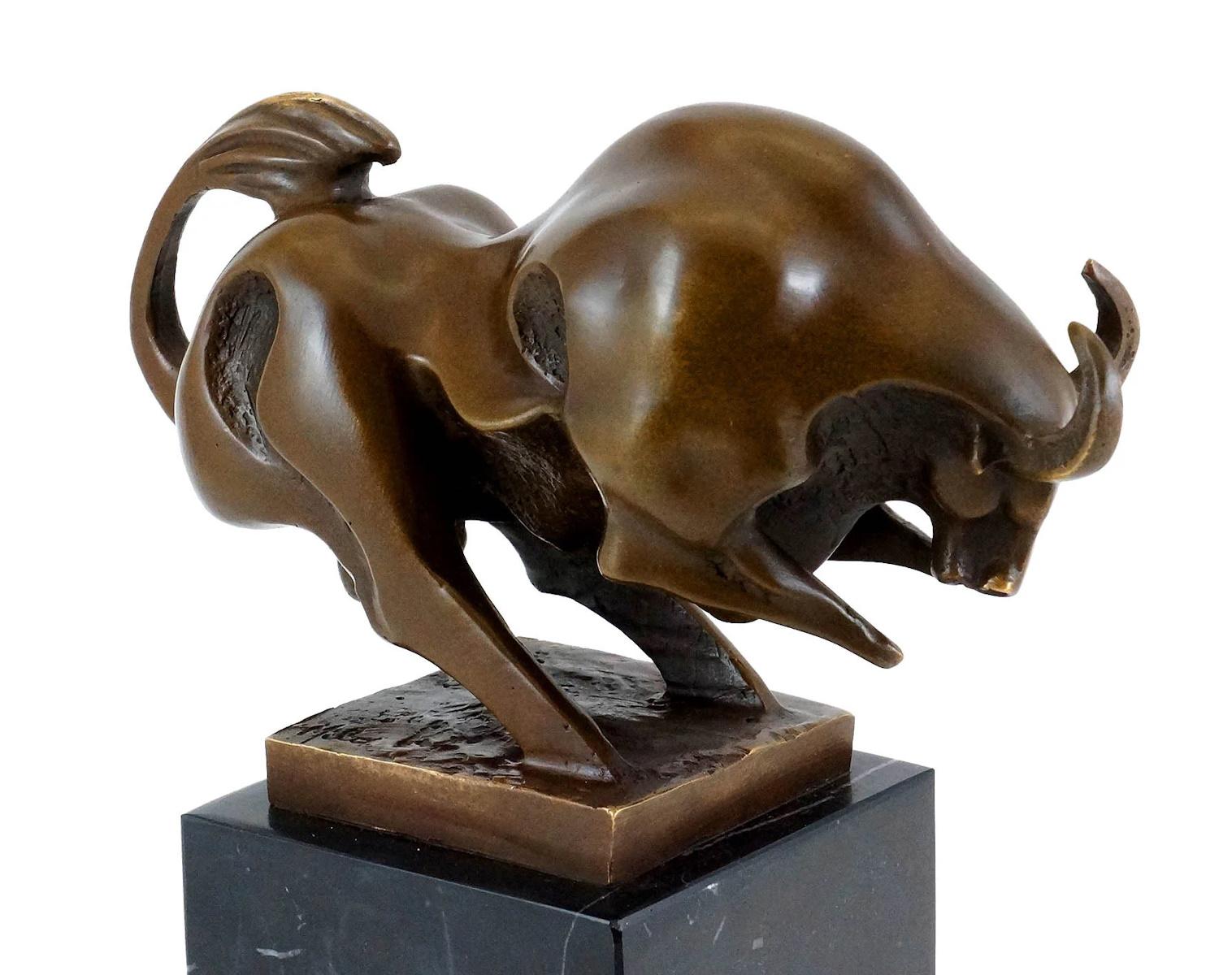 Bronze Sculpture of a Bull in Motion, 20th Century. In Good Condition For Sale In Saint-Ouen, FR