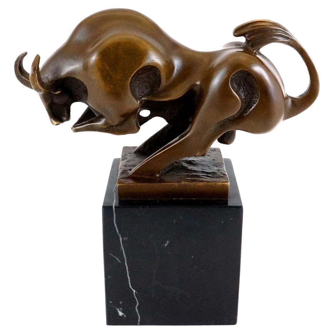 Sculpture en bronze d'un taureau en mouvement, 20e siècle