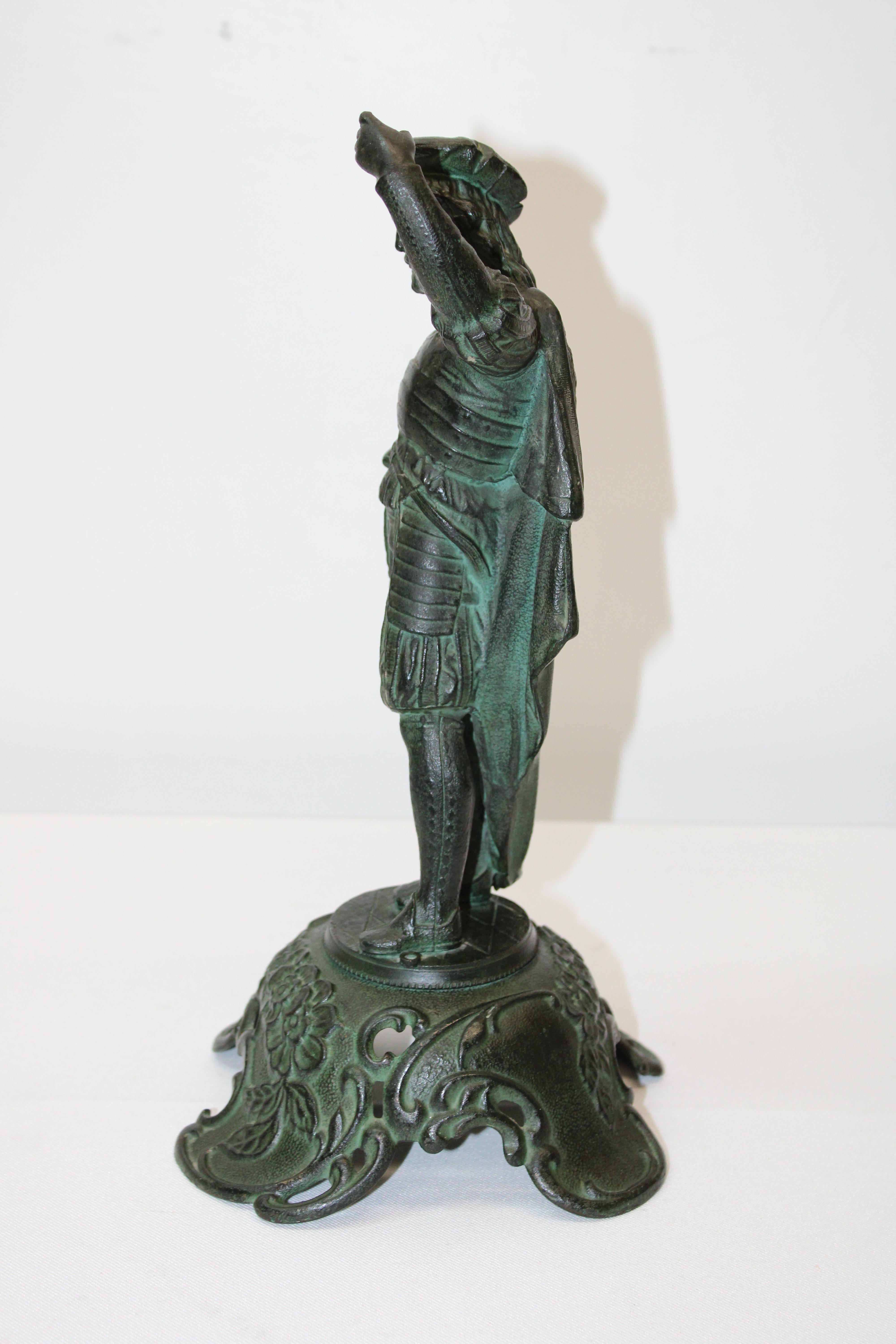 Sculpture en bronze d'un capitaine en vente 1