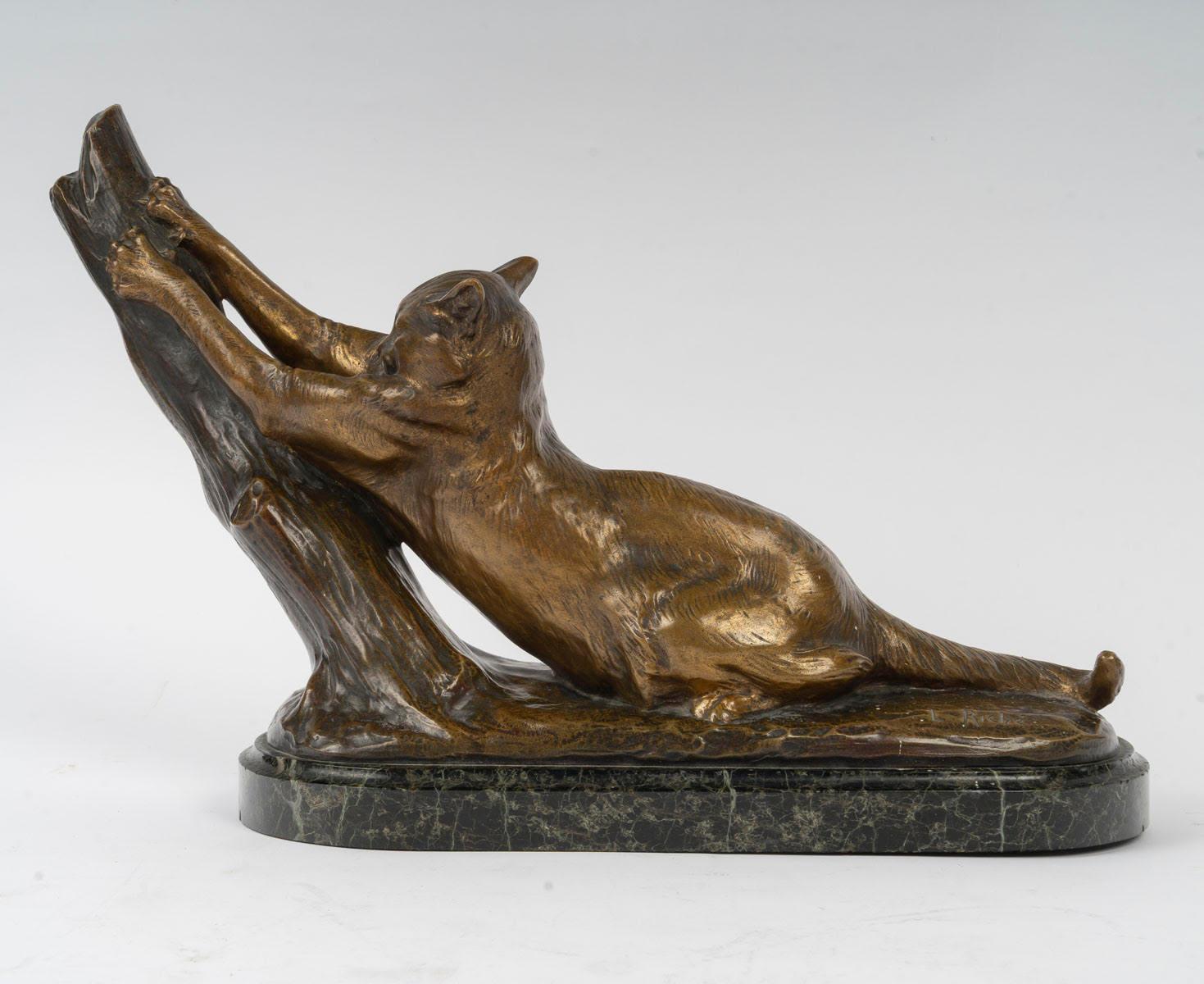 Patinato Scultura in bronzo di un gatto di Louis Riché, inizio del XX secolo. in vendita