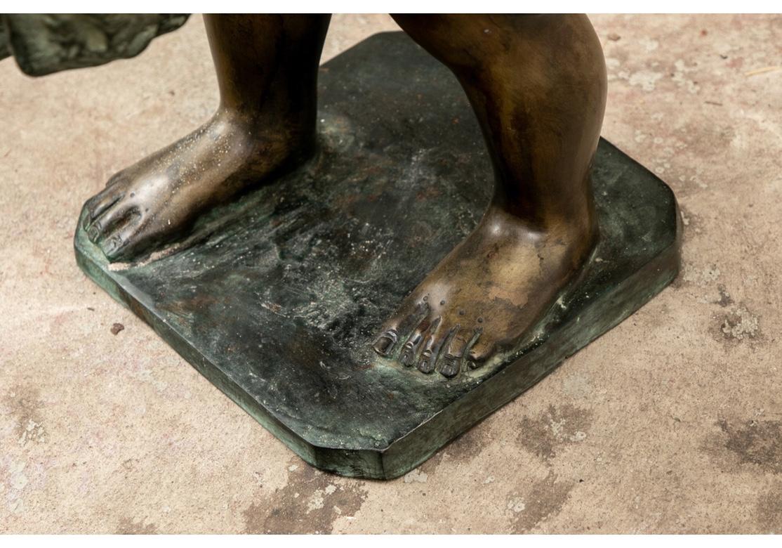 Bronze-Skulptur eines Kindes, das einen unruhigen Hahn hält (Gegossen) im Angebot