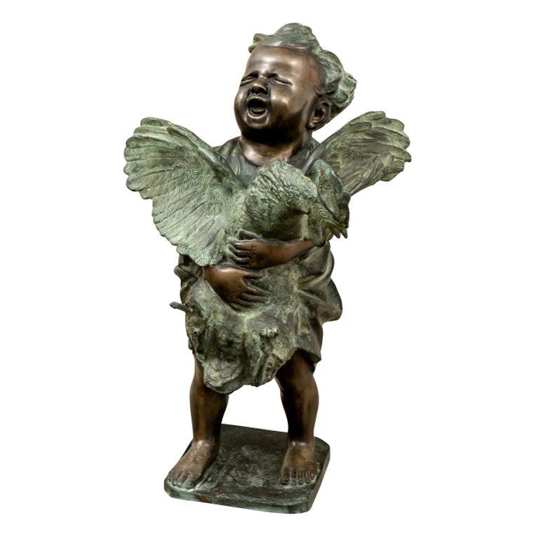 Sculpture en bronze d'un enfant tenant un coq turbulent