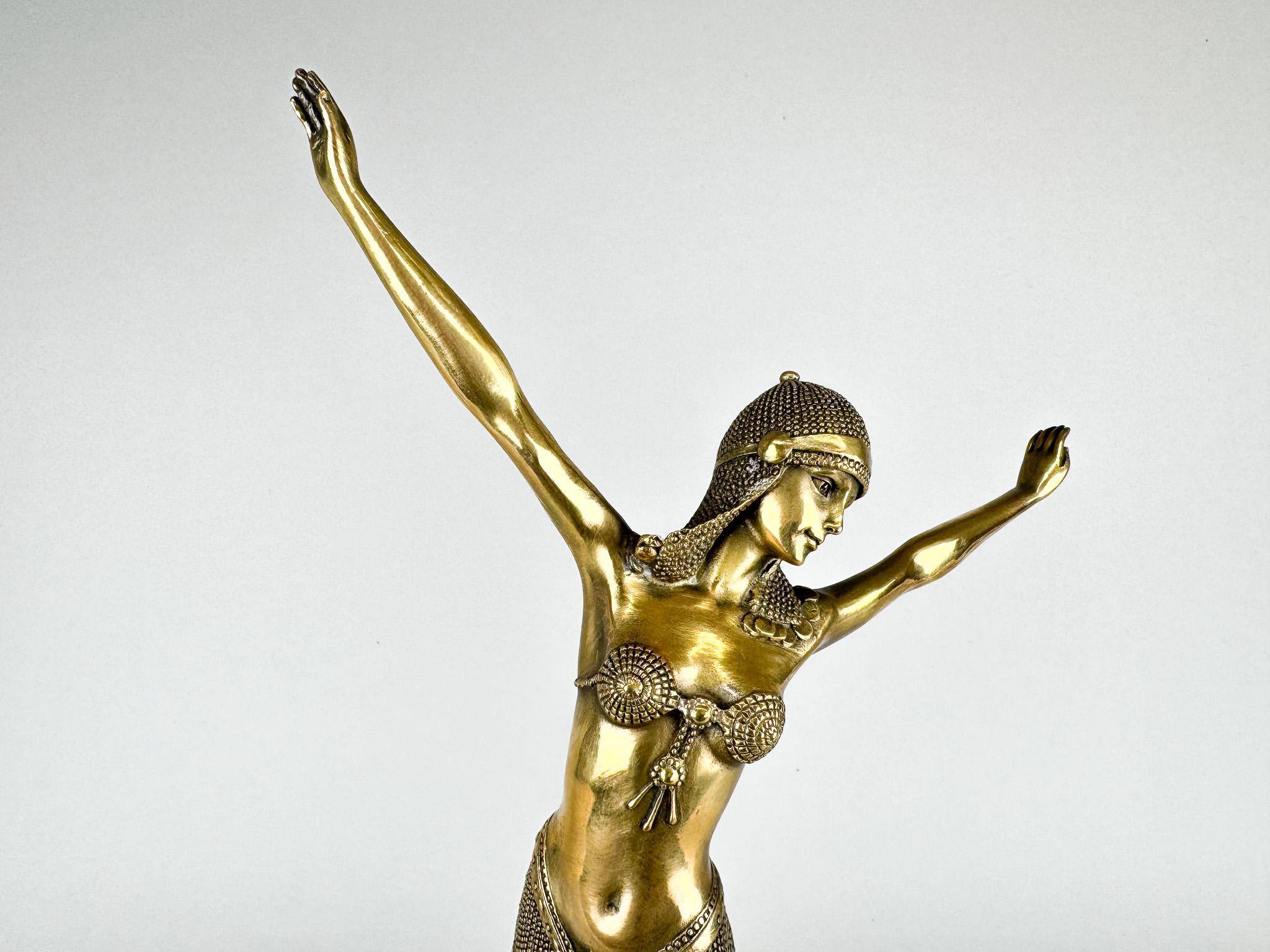Statua in bronzo su base di marmo in stile art déco. Copia di una scultura di ballerina di D. H. Chiparus.