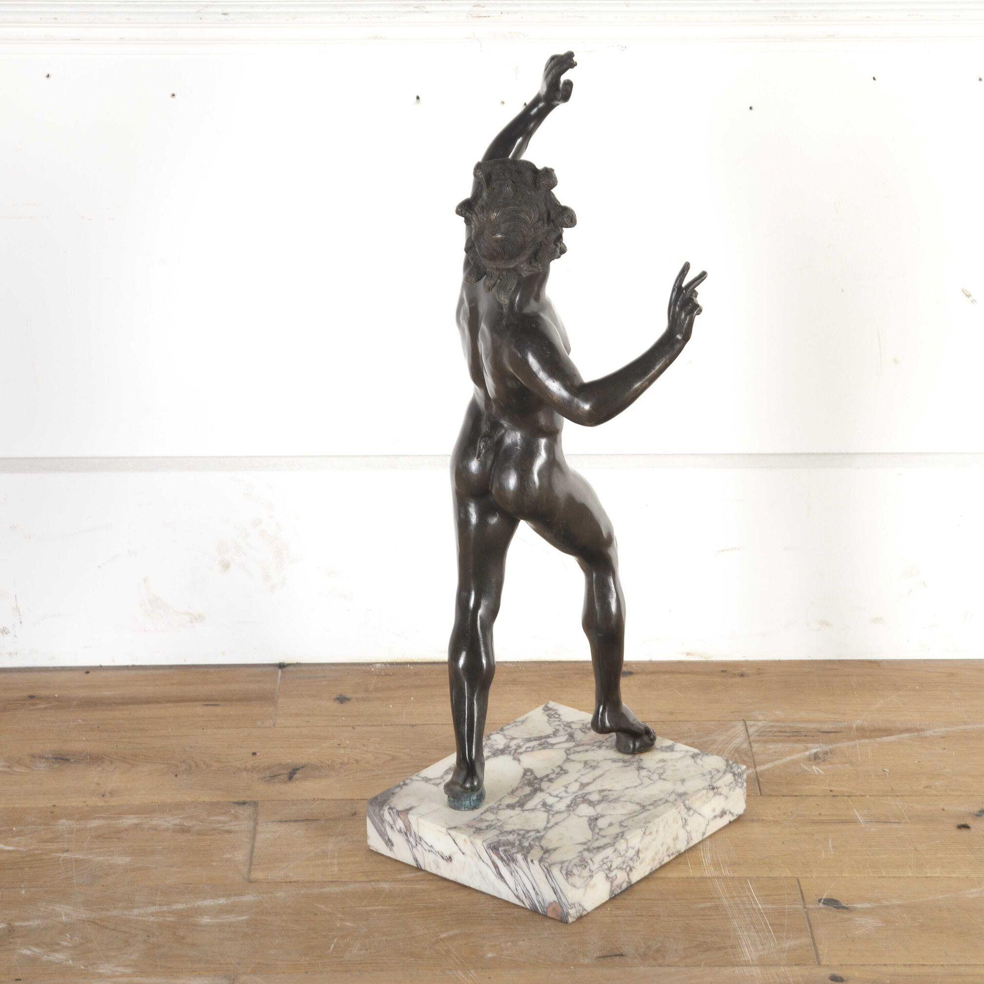 Britannique Sculpture en bronze d'un faune dansant en vente