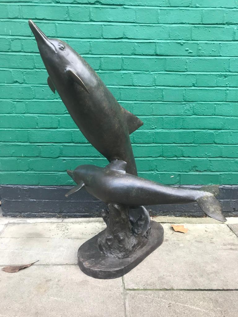 sculpture en bronze du 20e siècle représentant un dauphin avec son petit.