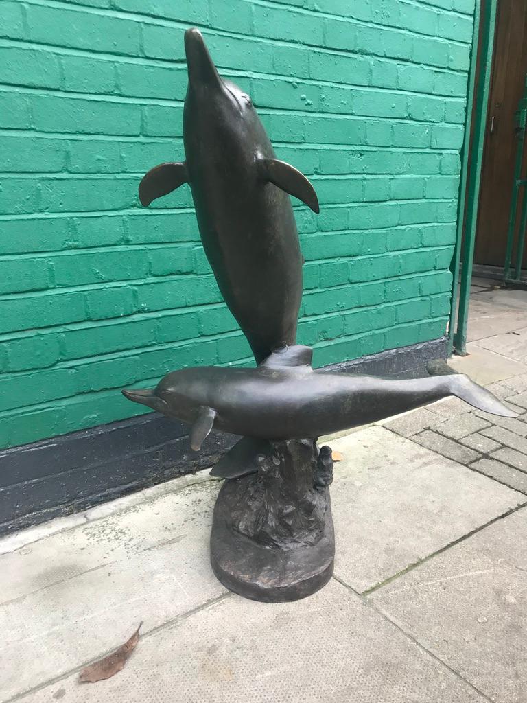 20ième siècle Sculpture en bronze d'un dauphin et de son veau en vente