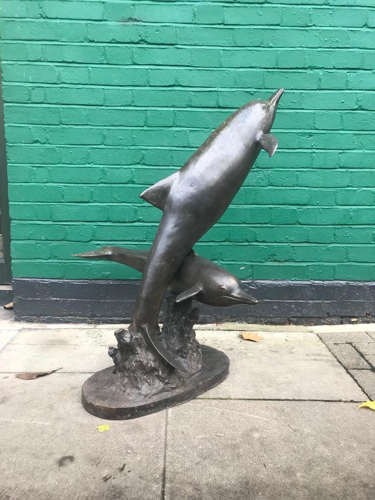 Bronze Sculpture en bronze d'un dauphin et de son veau en vente