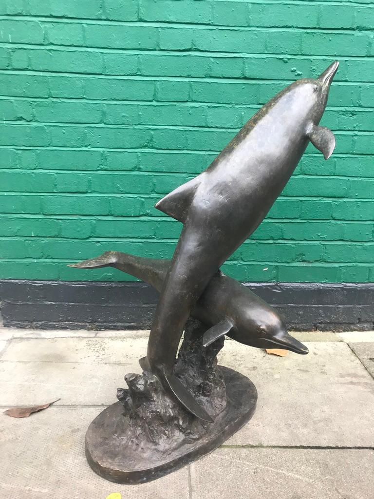 Sculpture en bronze d'un dauphin et de son veau en vente 2