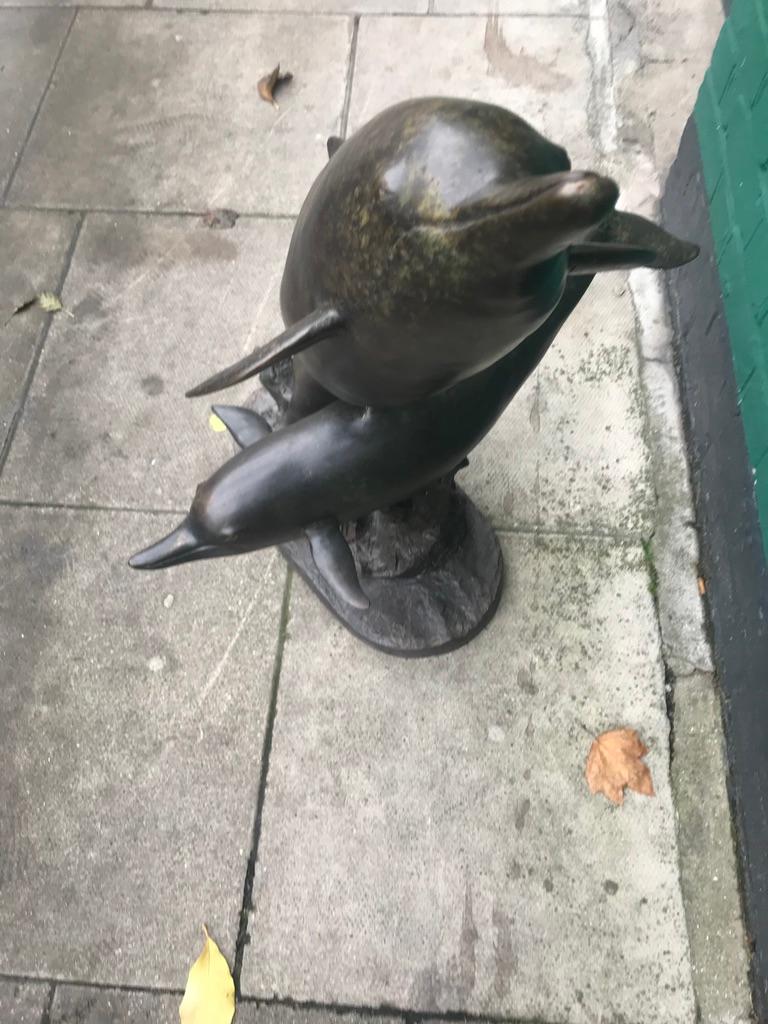 Sculpture en bronze d'un dauphin et de son veau en vente 3