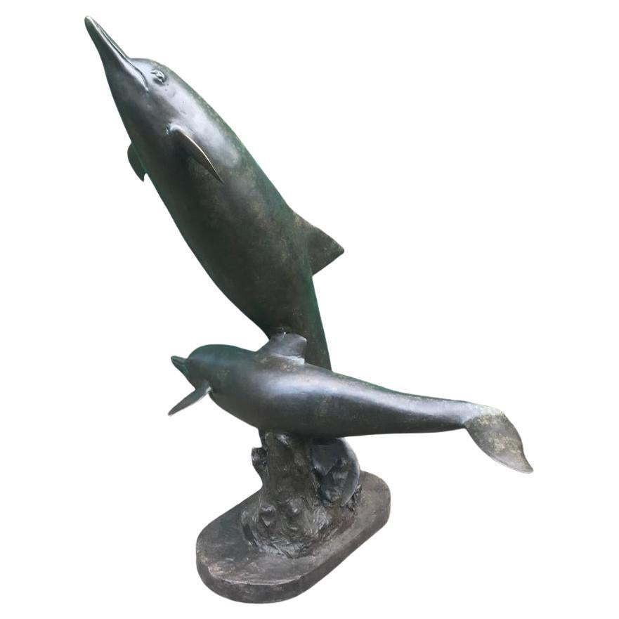 Sculpture en bronze d'un dauphin et de son veau