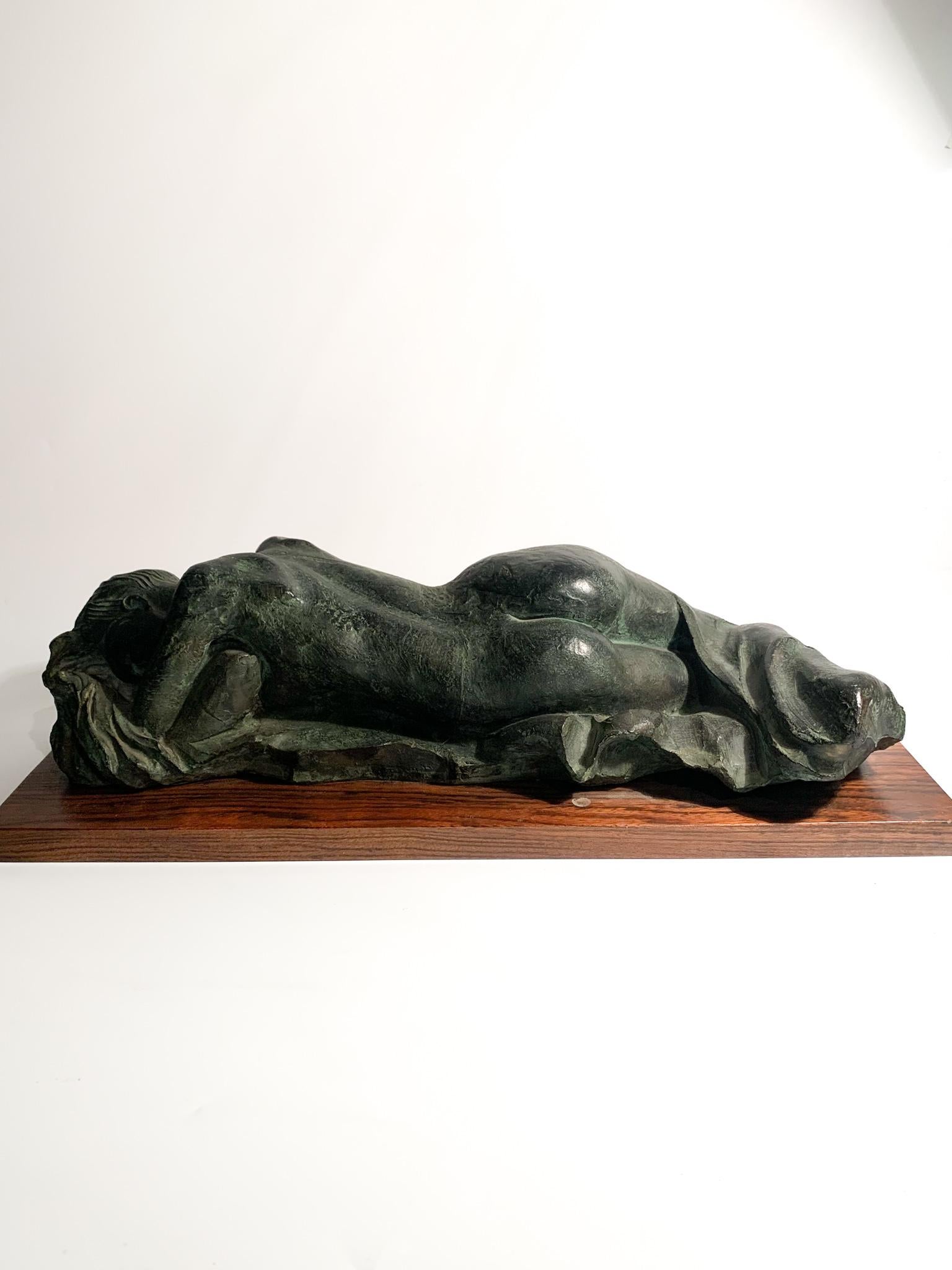 Sculpture of a reclining female nude in bronze and wooden base, created by Michele Zappino in the 1990s

Ø 49 cm Ø 20 cm h 14 cm