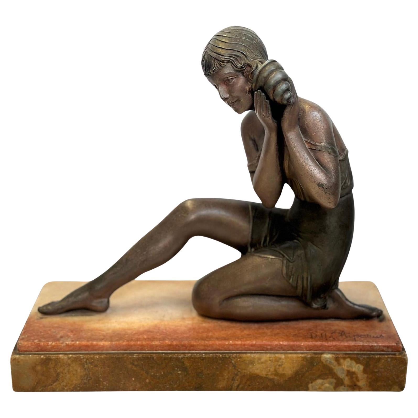 Sculpture en bronze d'une fille sur socle en marbre par D.H. Chiparus