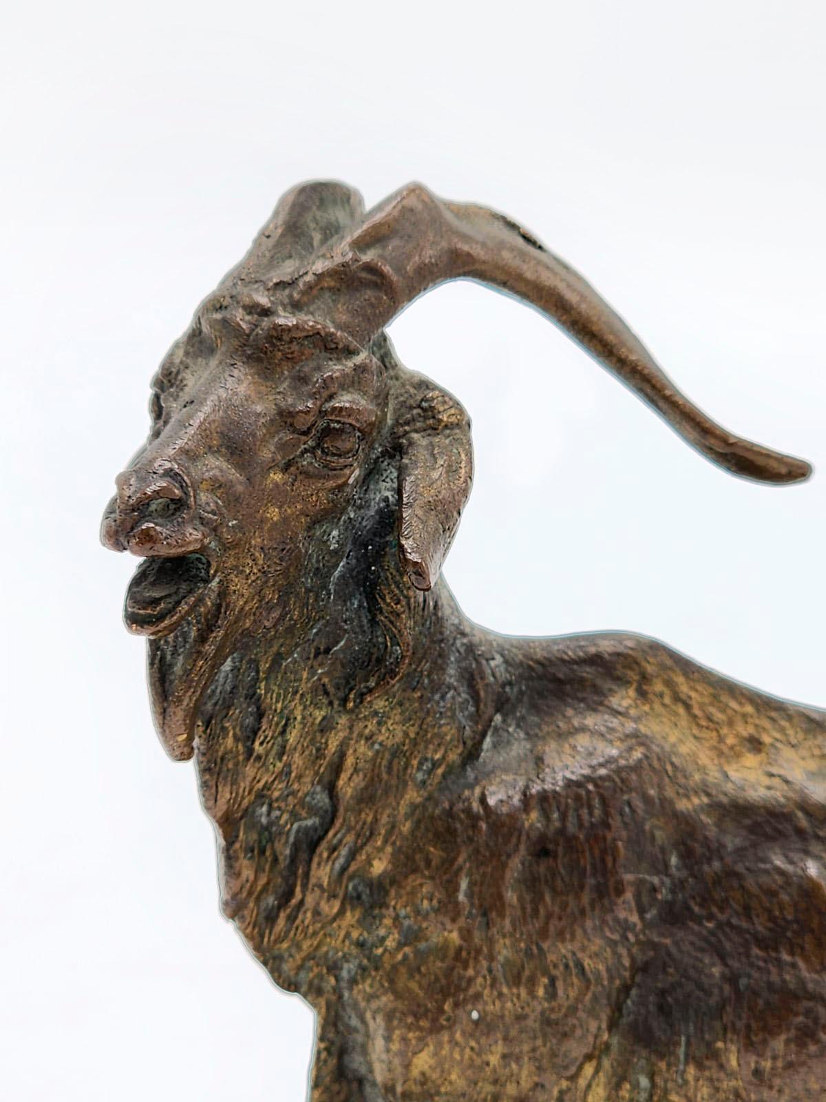 Fatto a mano Scultura in bronzo di una capra di P.J. Mêne in vendita