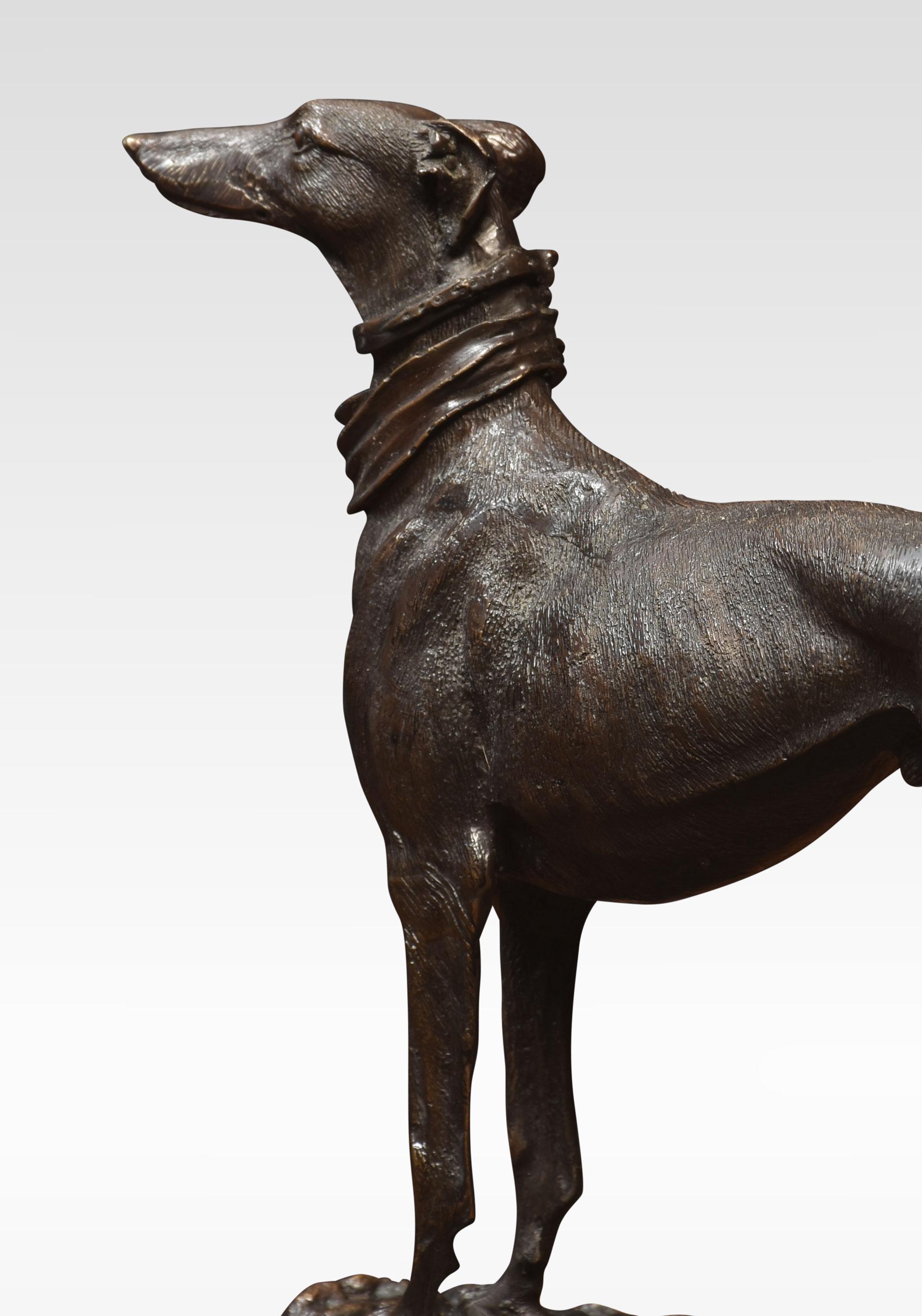 Britannique Sculpture en bronze d'un lévrier en vente