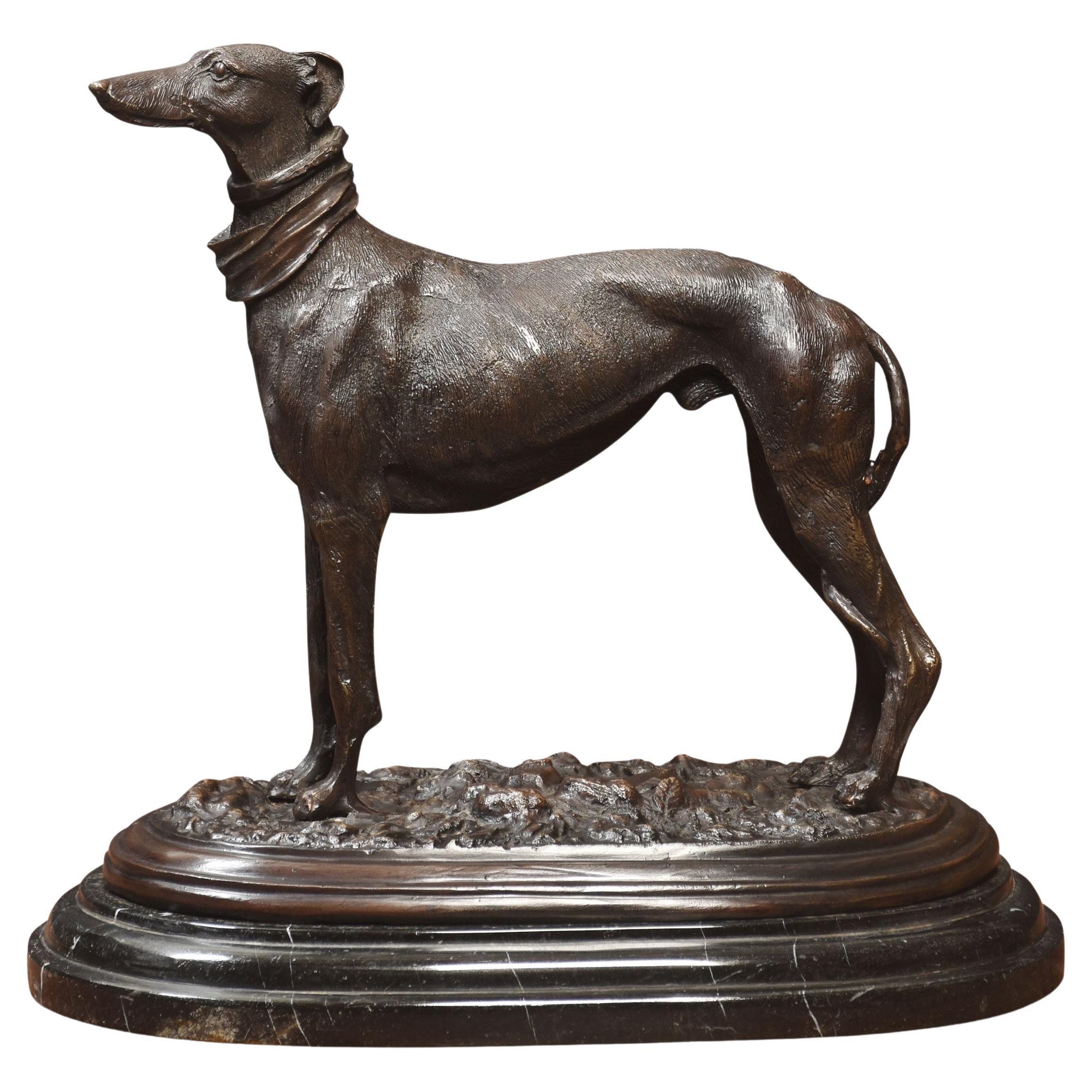 Sculpture en bronze d'un lévrier en vente