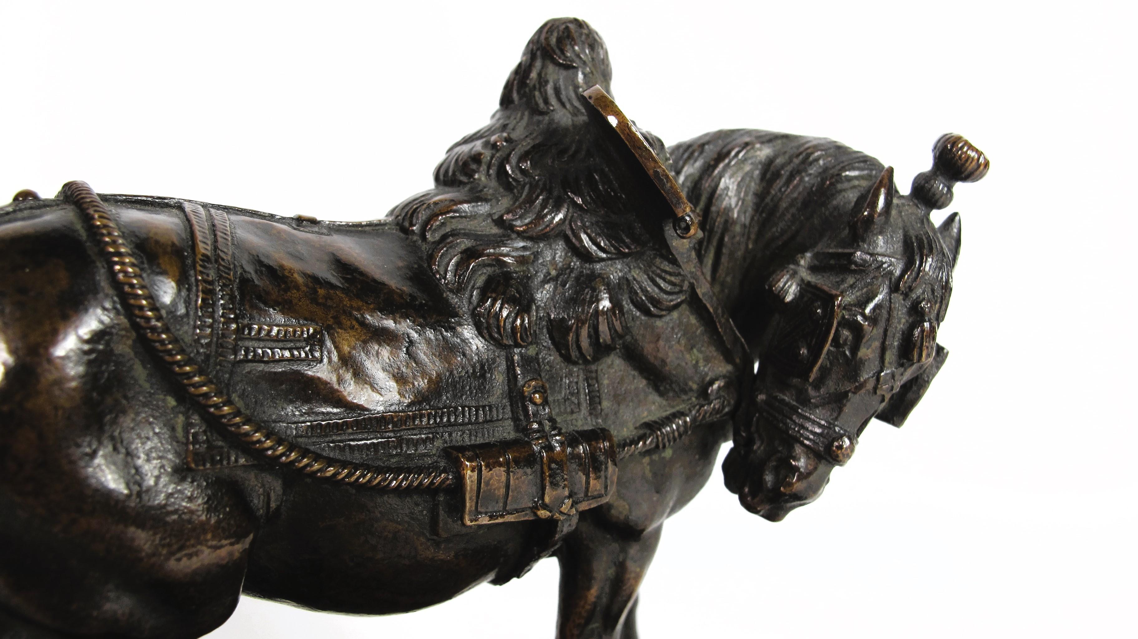 Épreuve en bronze ancien réalisée selon la méthode de la fonte au sable, patine brune, représentant un cheval de trait harnaché. Signée AT&T sur la base et datée de 1842. Sculpture en bronze à thème équestre, très belle qualité, ciselure détaillée,