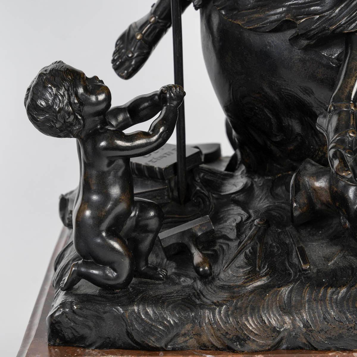 Scultura in bronzo di una donna elmata circondata da cherubini, periodo di Napoleone III. In condizioni buone in vendita a Saint-Ouen, FR